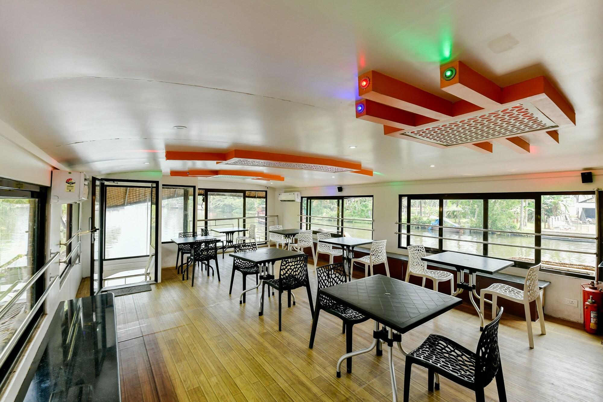 Restaurant OYO 23482 Sht Symphony Premium Sharing Houseboat