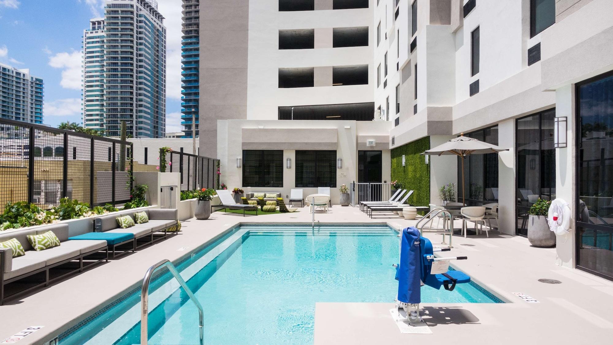 Vista Piscina Hampton Inn & Suites Miami Wynwood Design District