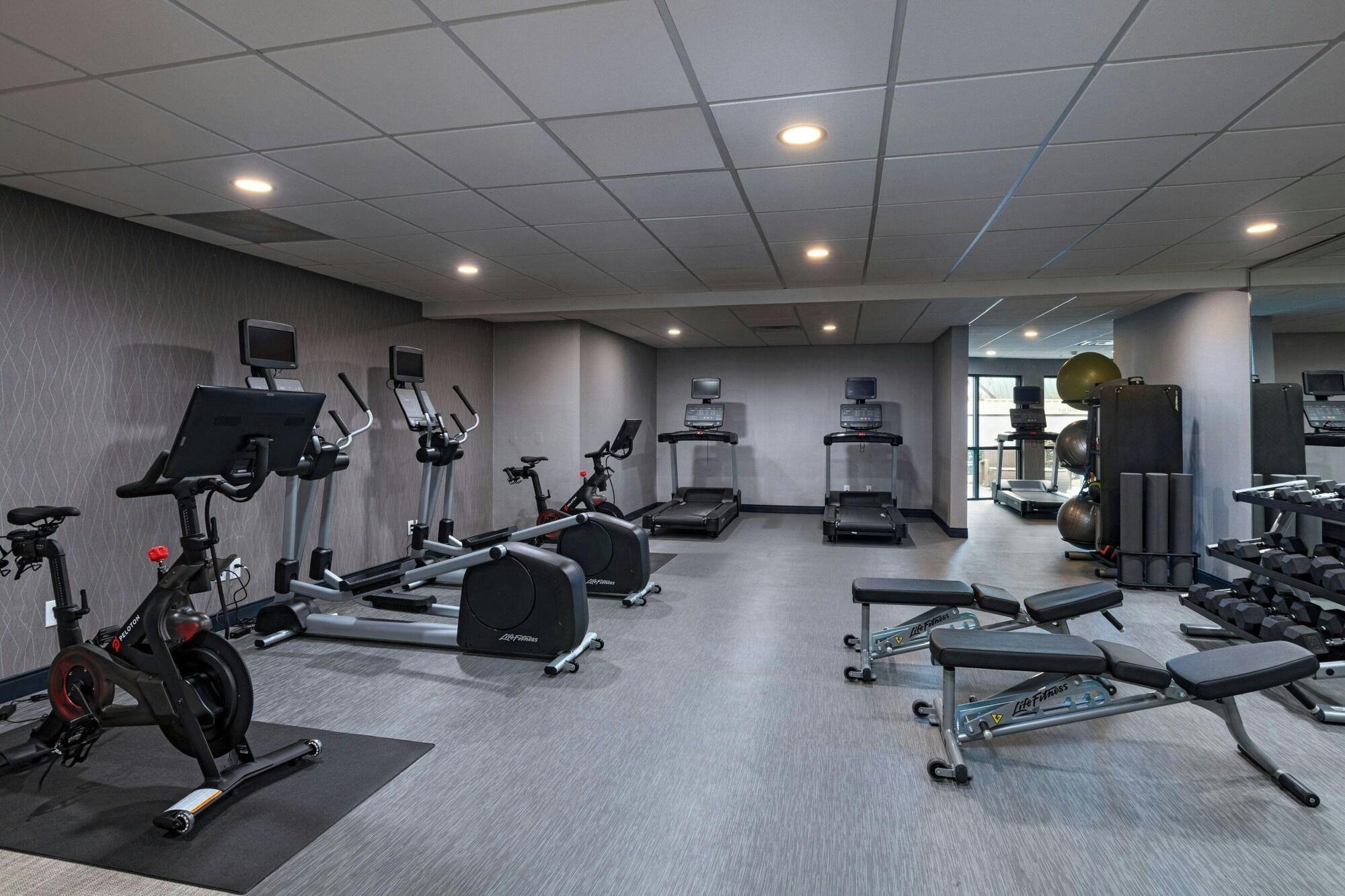 Gimnasio Courtyard Houston The Woodlands