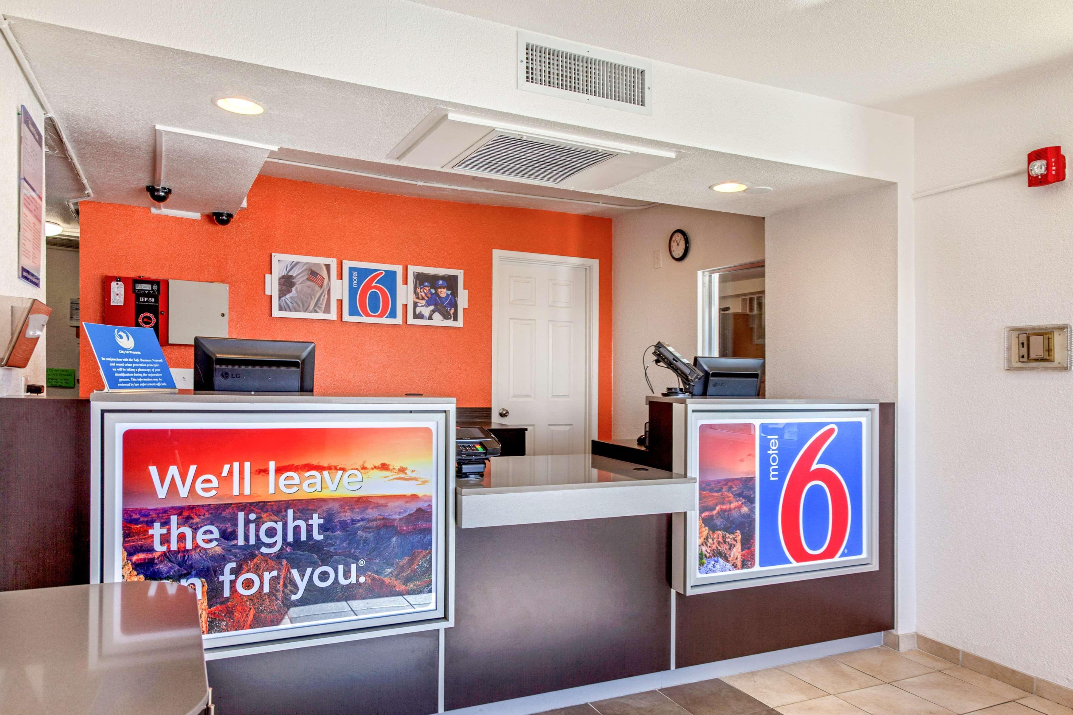 Vista Lobby Motel 6 Phoenix North - Bell Road