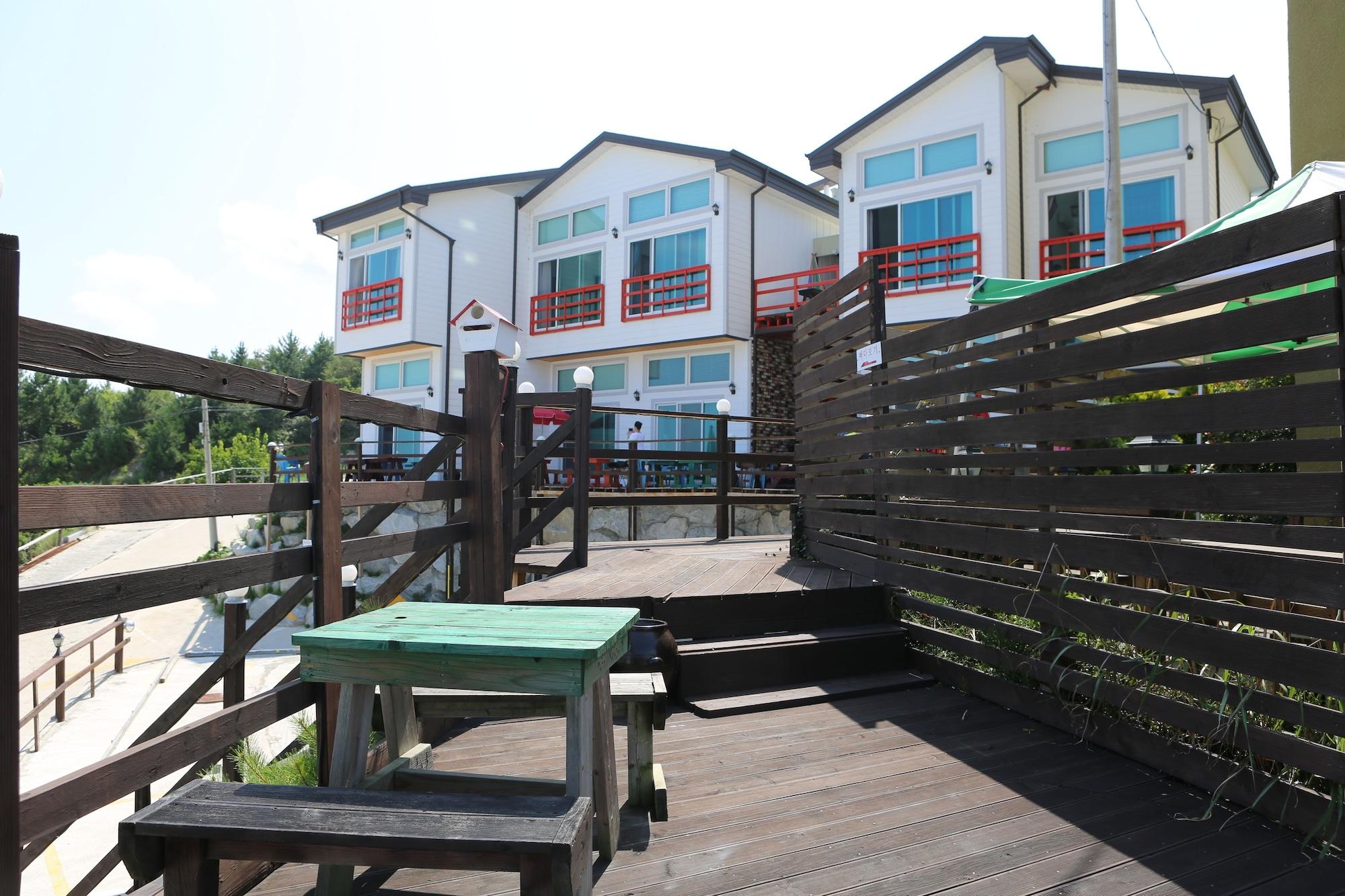 Varios Seaview Pension
