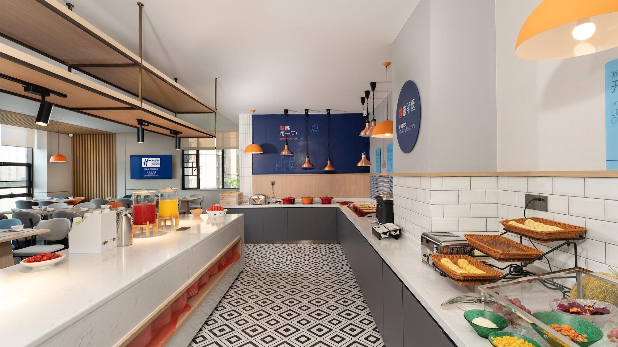 Restaurant Holiday Inn Express Changsha University Tech City by IHG