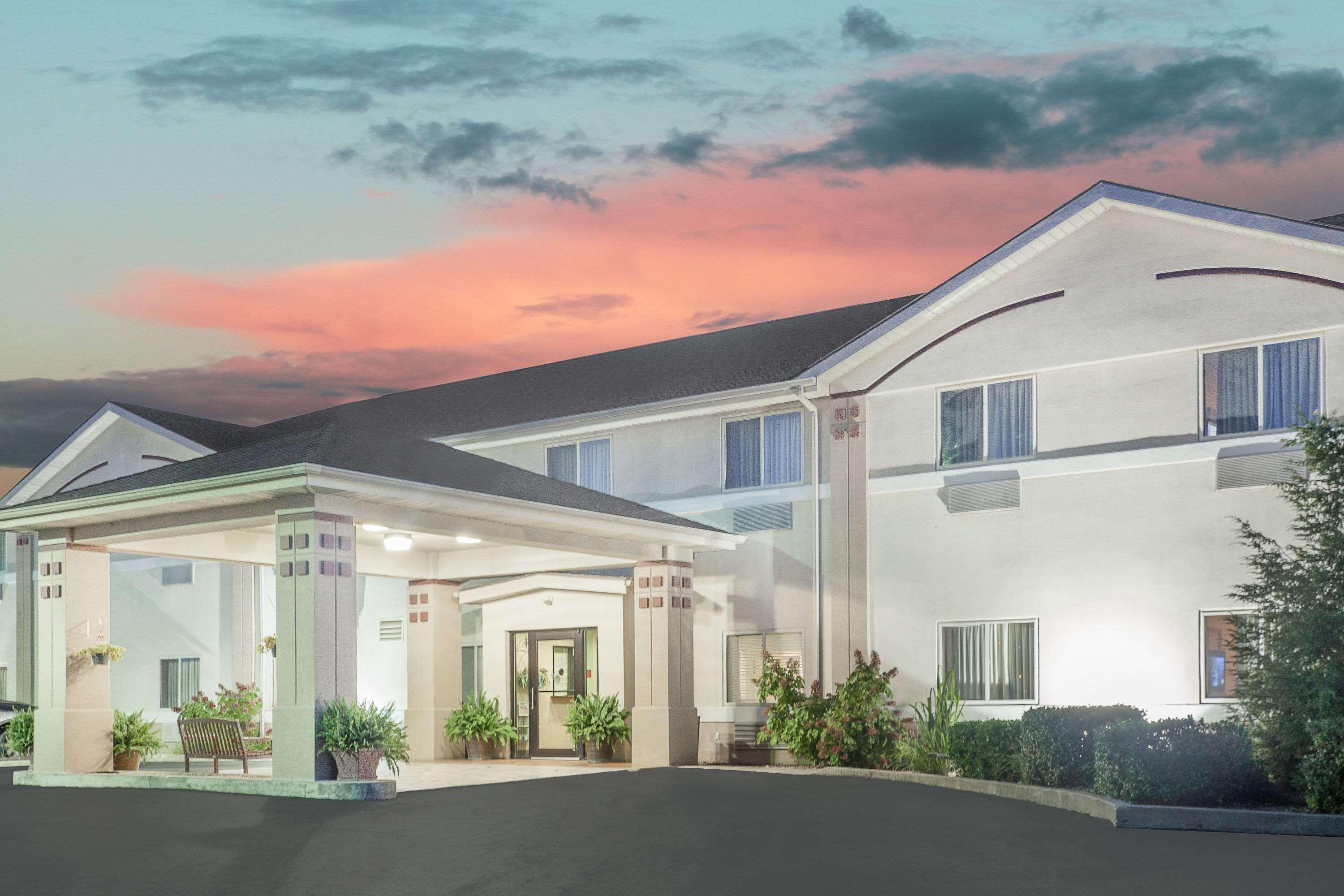 Vista Exterior Super 8 By Wyndham Central City