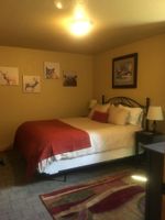 Alquiler Vacacional - Wildlife Themed Cabin - Close to everything!  1 mile to Yellowstone Park!