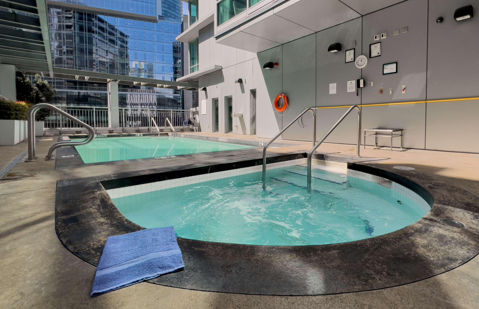 Vista Piscina Coast Coal Harbour Vancouver Hotel by APA