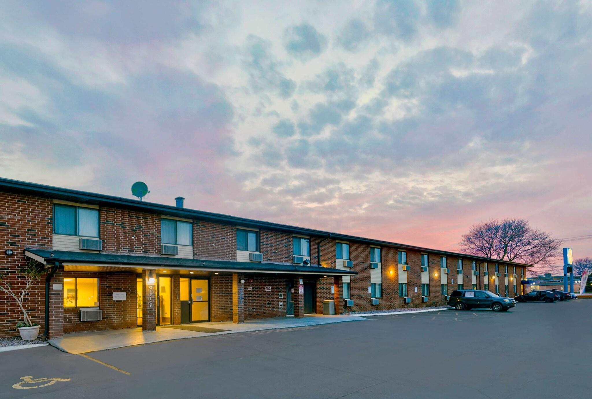 Vista Exterior Motel 6 Oak Creek, WI