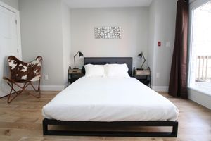 Alquiler Vacacional - Stunning 5BDR-5BTH Duplex w/Outdoor Space Sleeps16