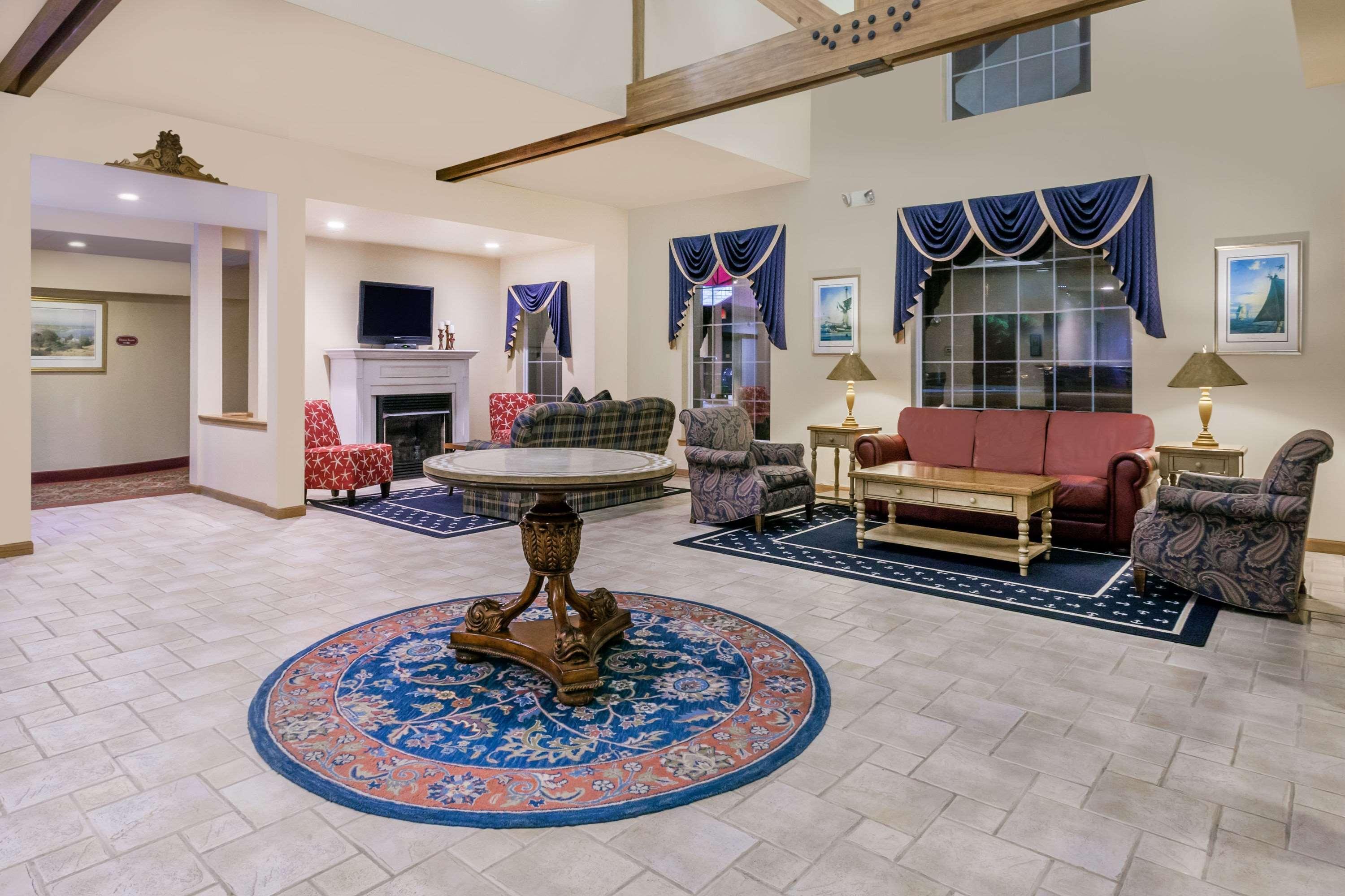 Vista Lobby Howard Johnson by Wyndham Mystic