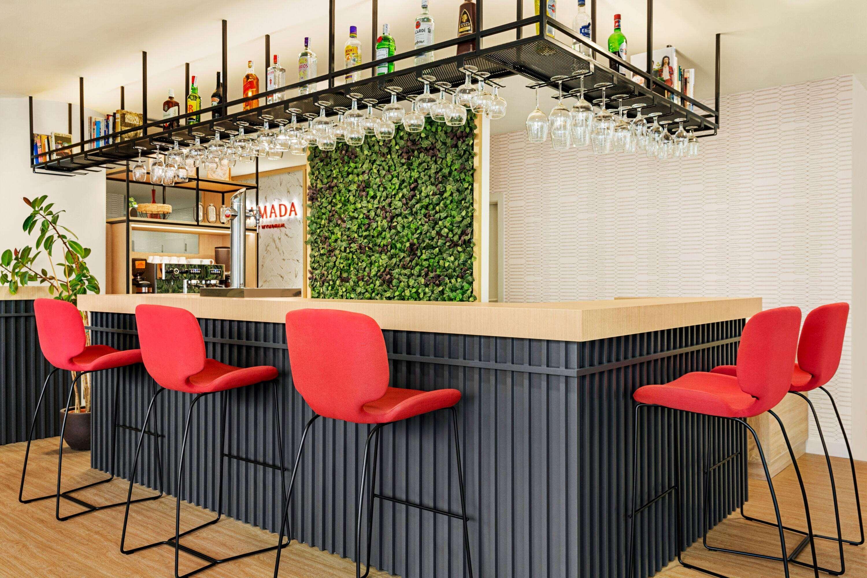 Bar/Salón Ramada by Wyndham Madrid Tres Cantos