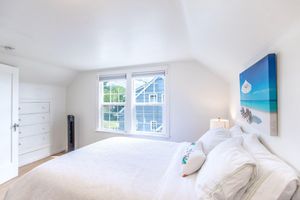 Alquiler Vacacional - Elegant French Tudor Retreat with Stunning City Views!