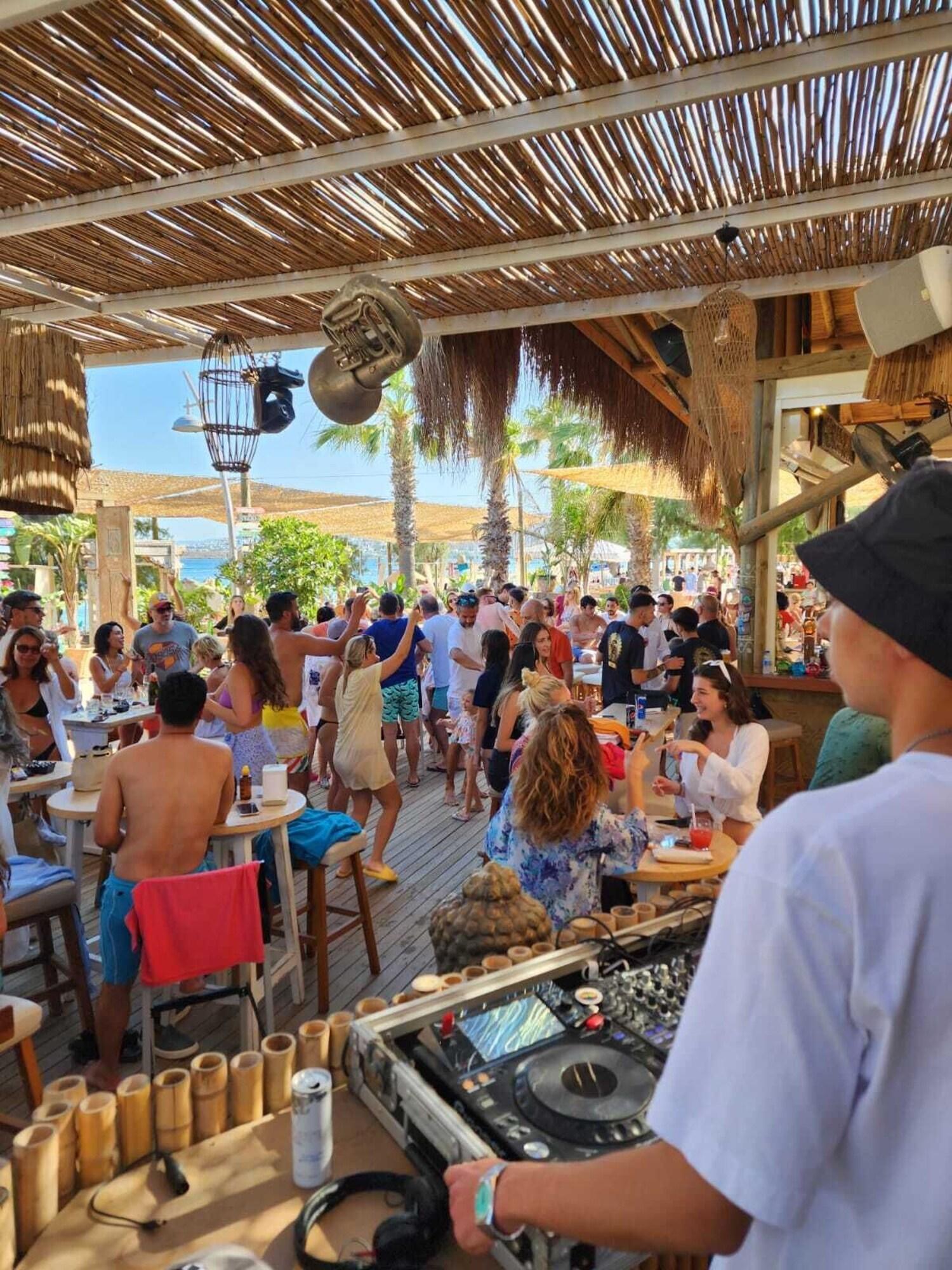 Bar/Salón Kefi Beach and Suites
