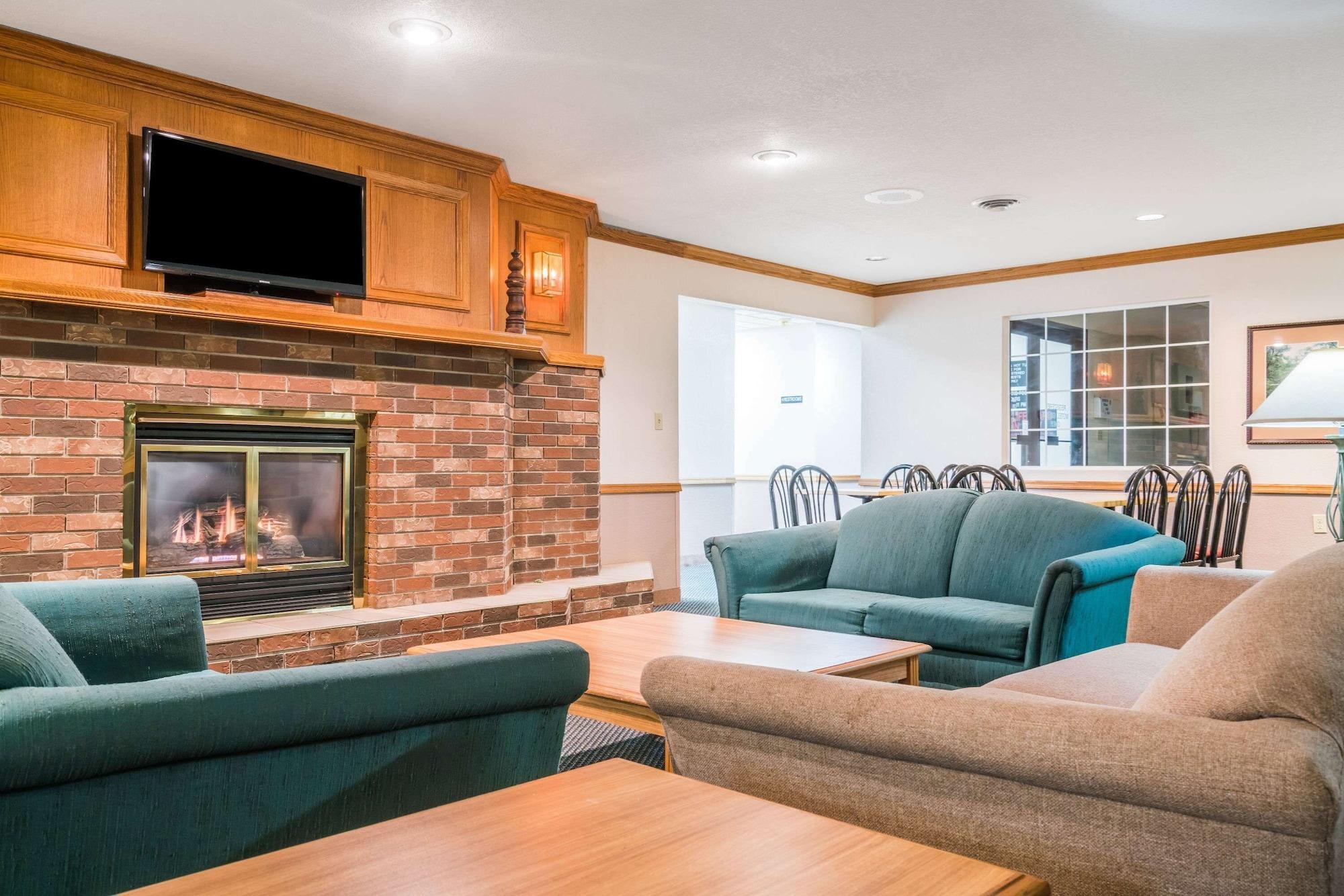 Vista Lobby Super 8 by Wyndham Sheldon