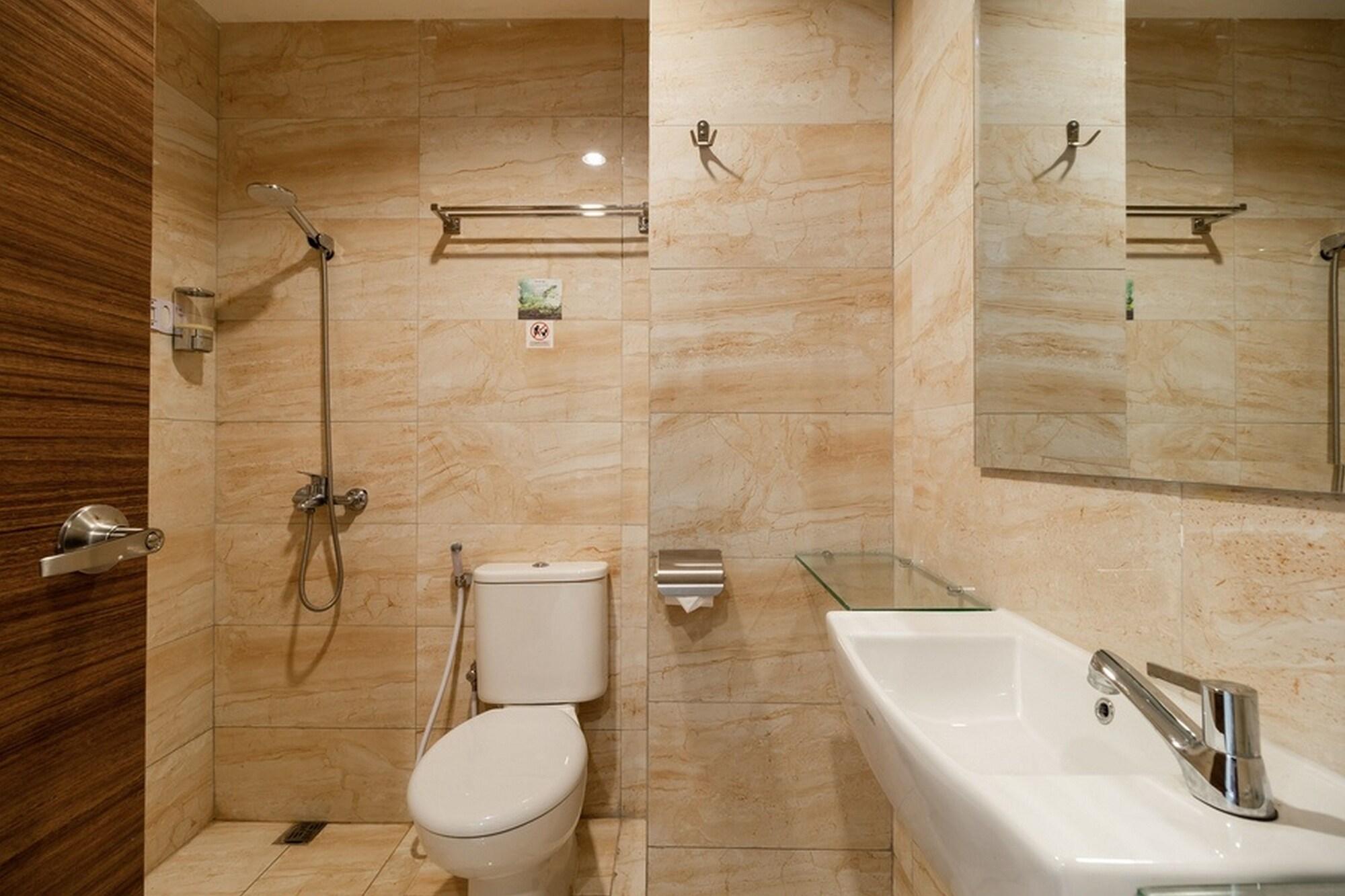 Equipamiento de Habitación RedDoorz Plus near Lippo Mall Kemang 2