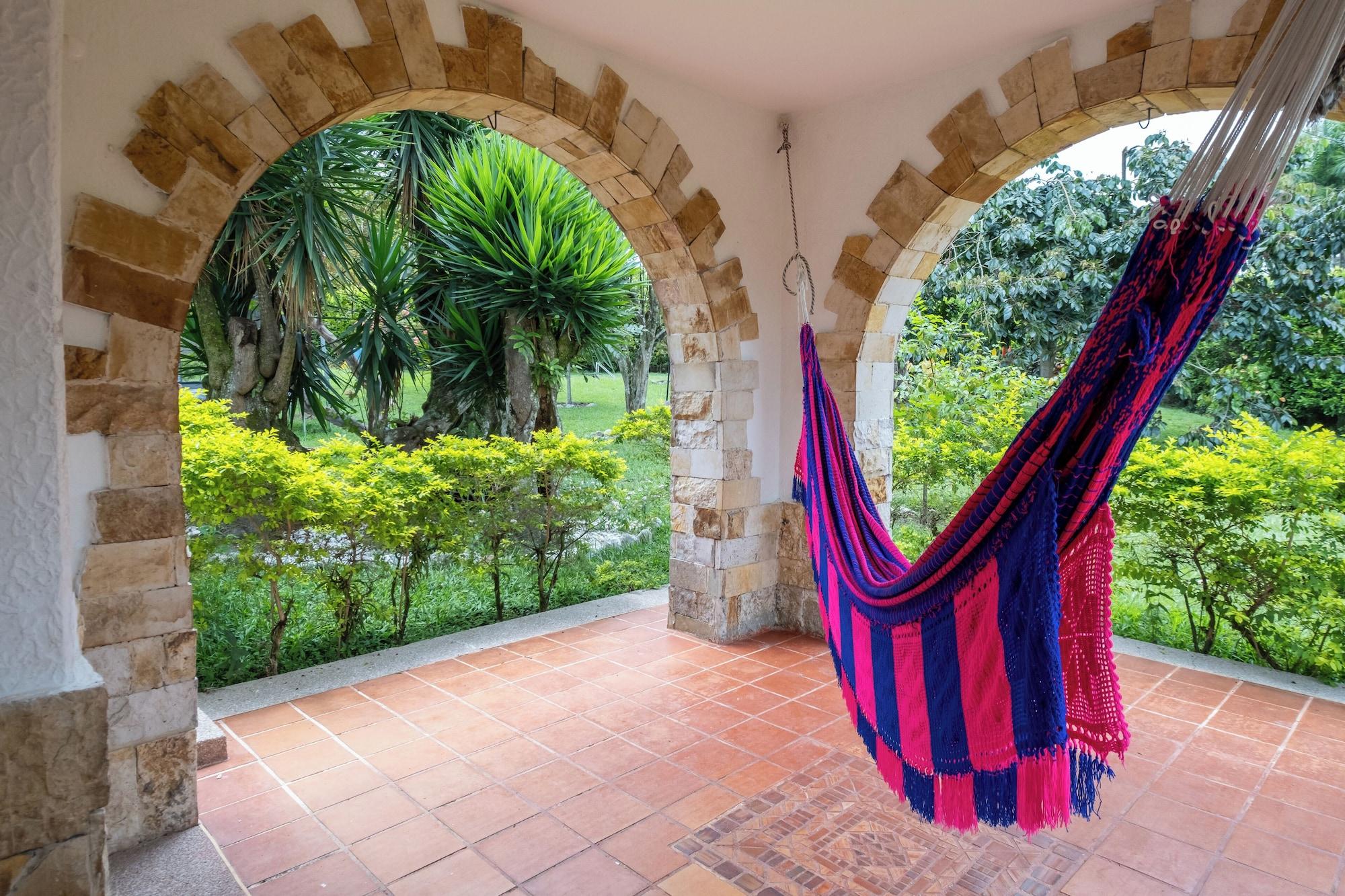 Vista Exterior Hotel Chalet El Castillo by Majuva