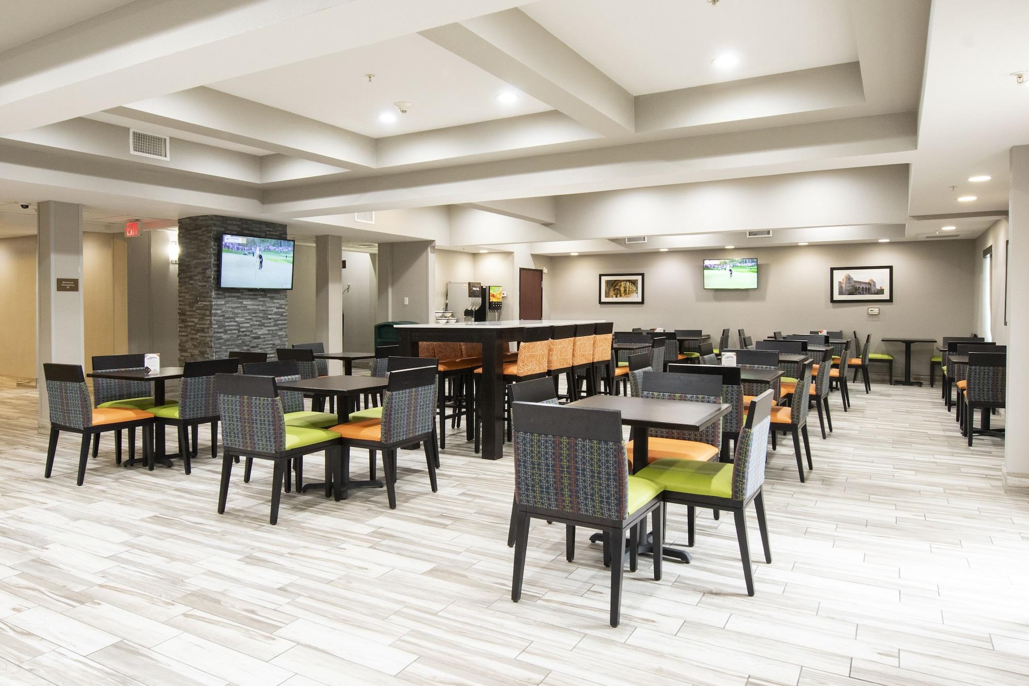 Restaurant Comfort Inn and Suites Near Medical Center