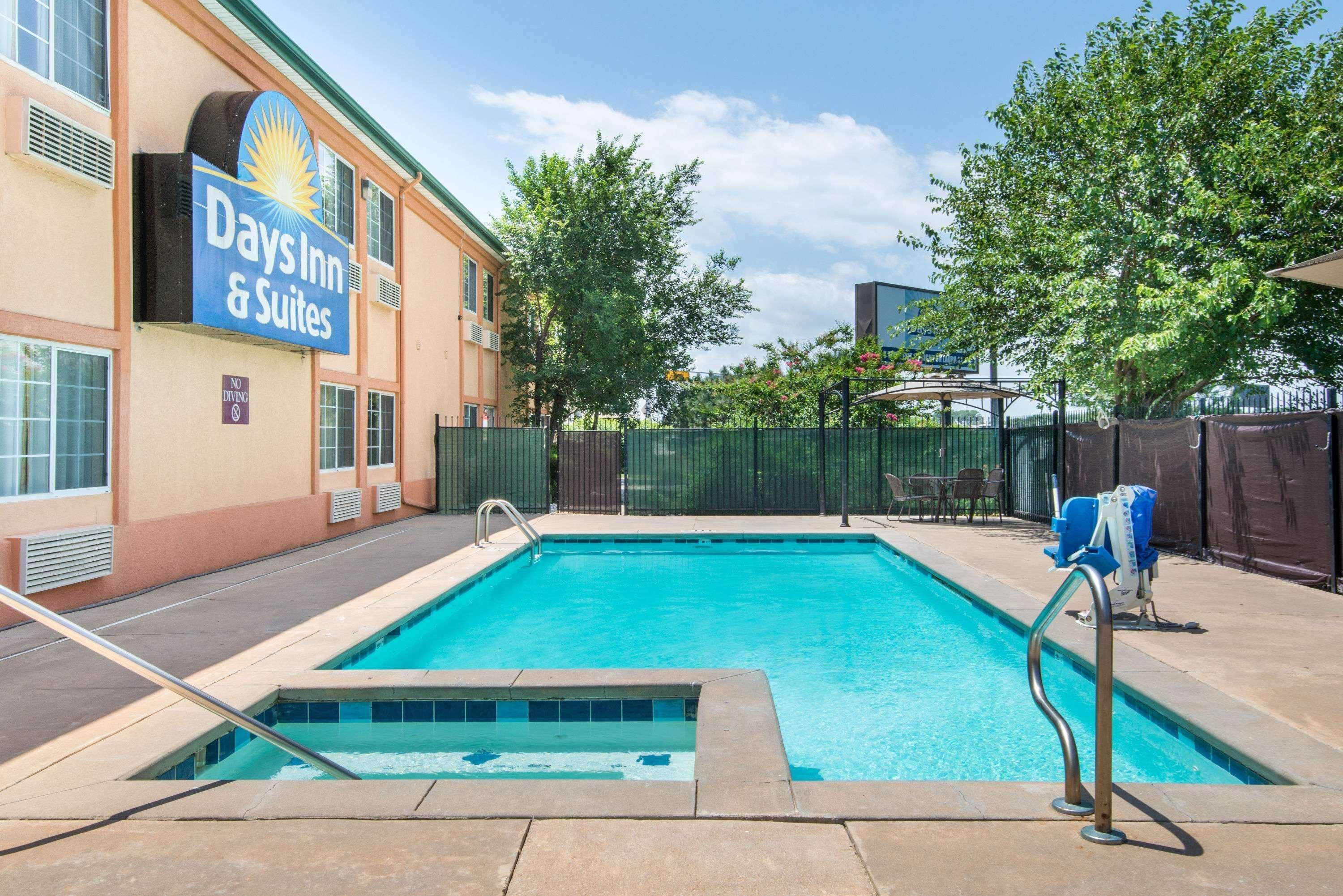 Vista Piscina Days Inn & Suites by Wyndham Wichita