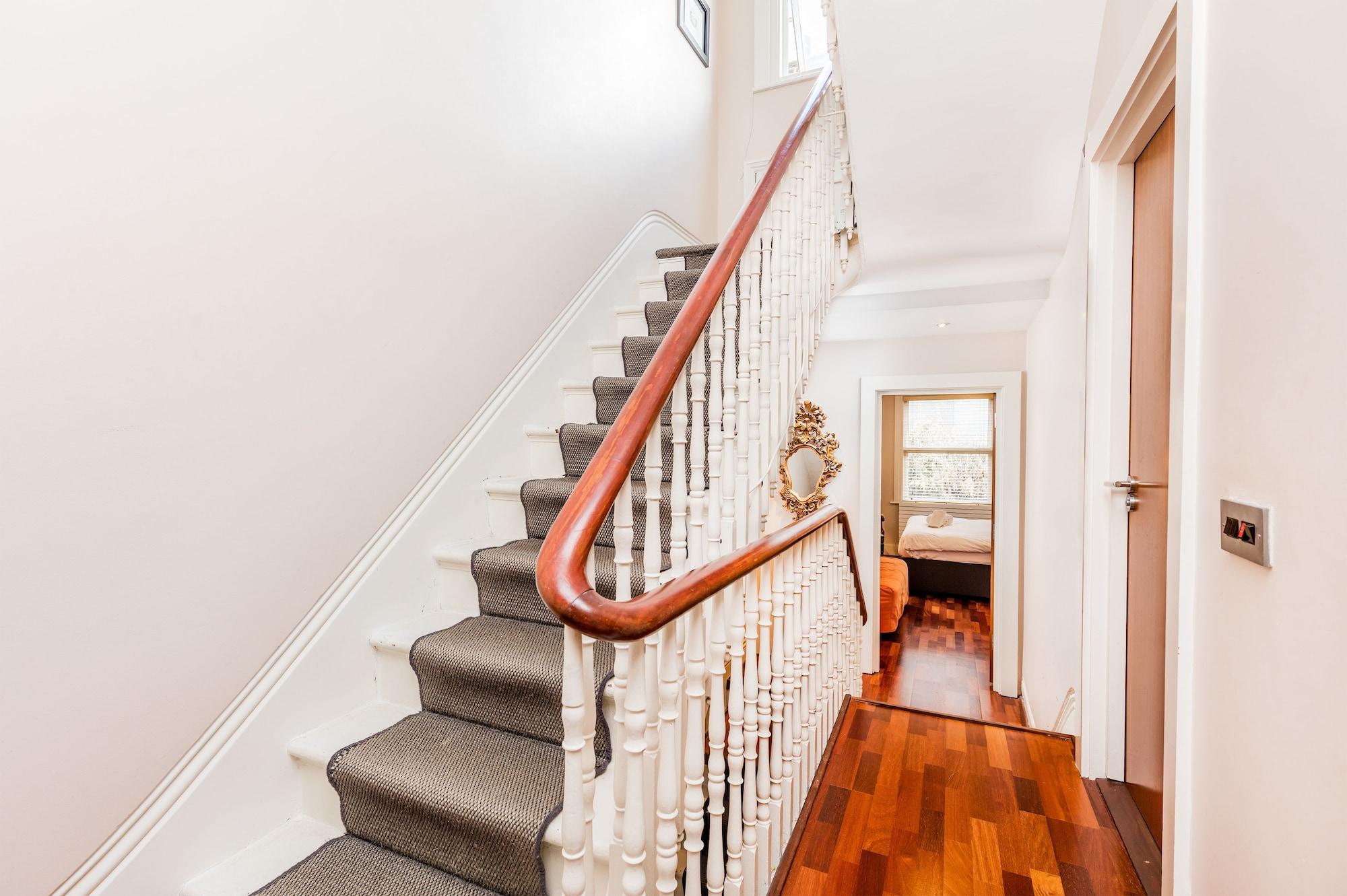 Varios Muse Haus Riverside