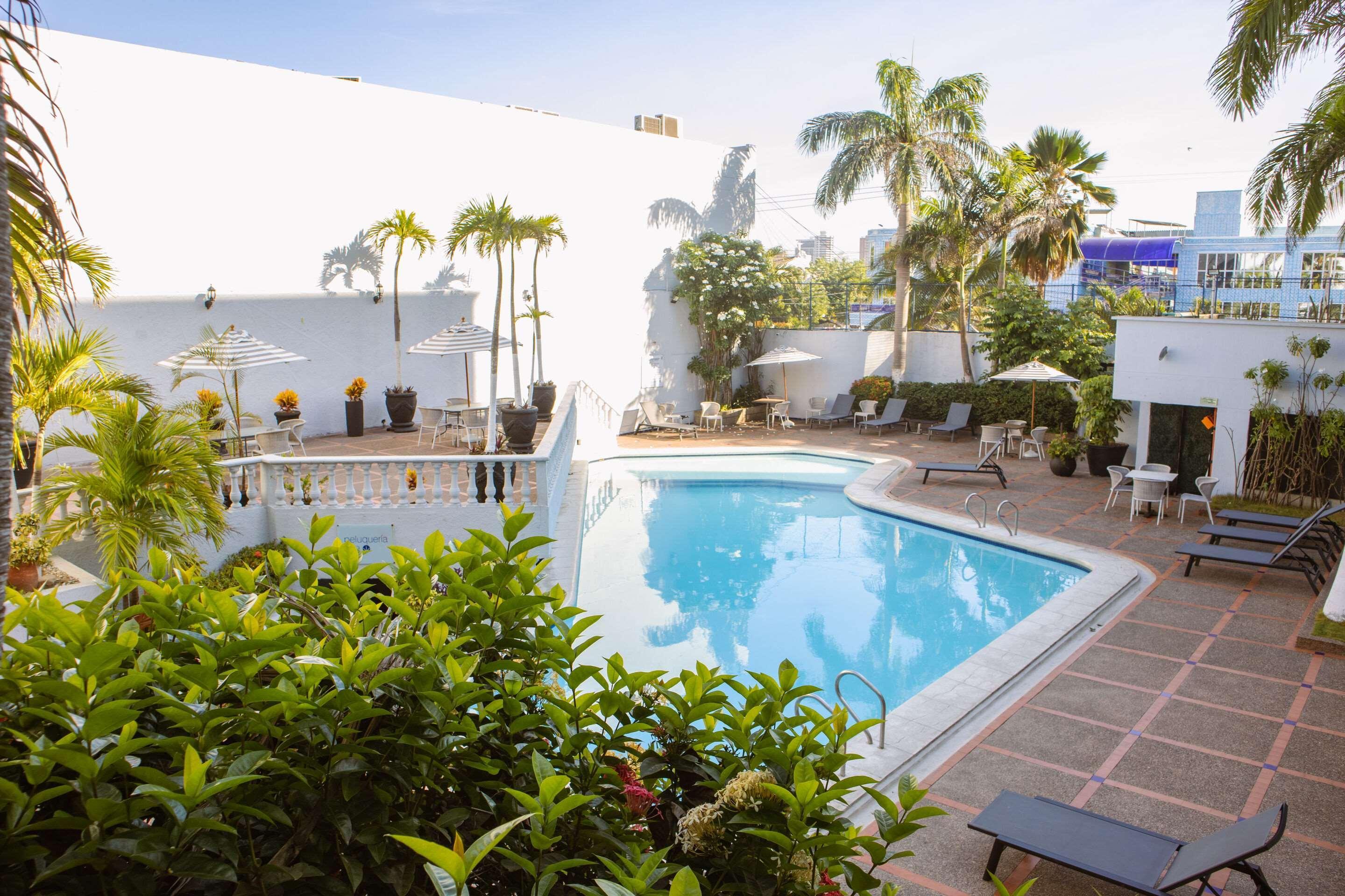 Vista Piscina Hotel Faranda Express Puerta Del Sol Barranquilla, A Member of Radisson Individuals