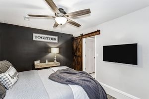 Alquiler Vacacional - Front door parking, private covered patio with fenced in backyard