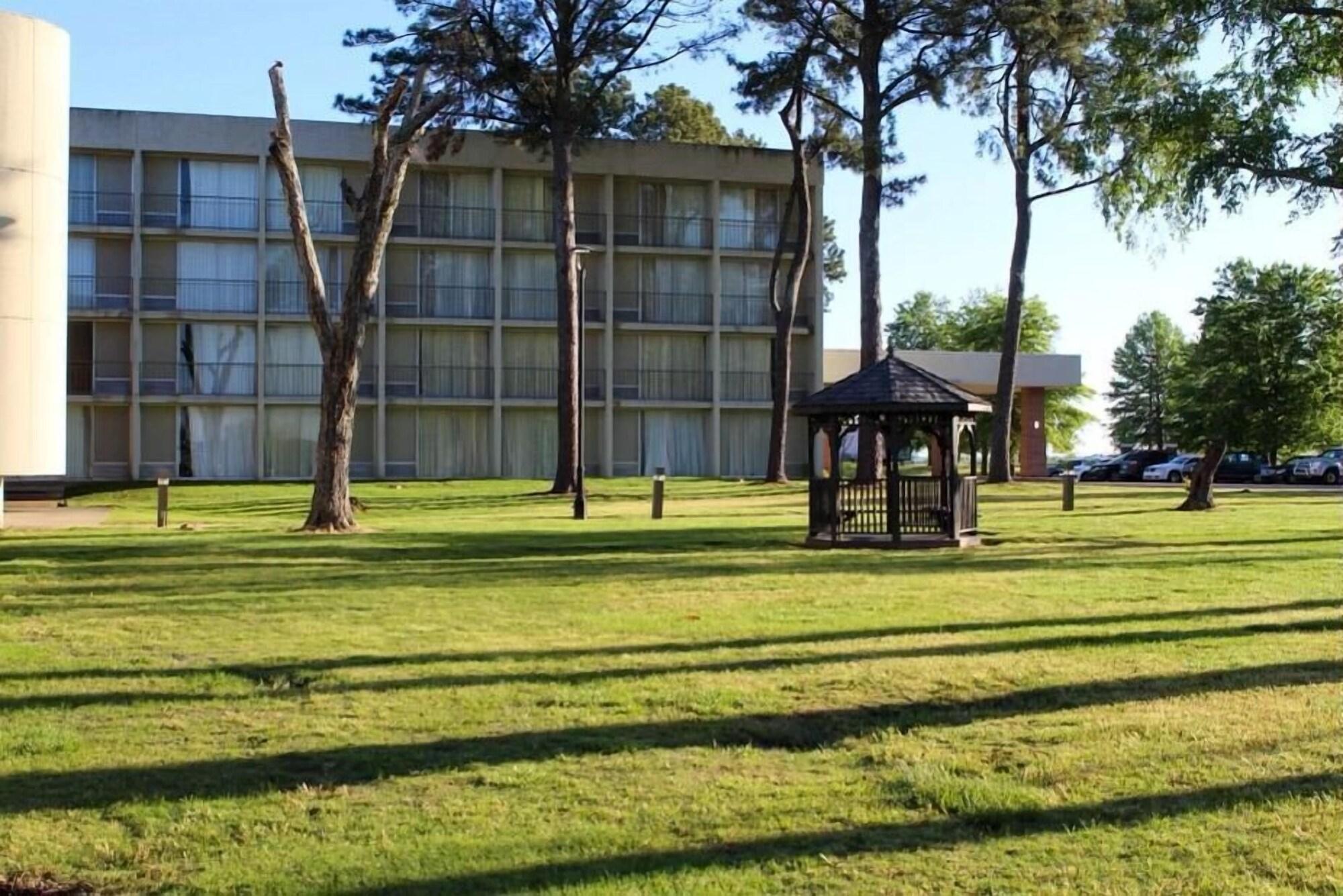 Vista Exterior Home Inn Woods Hotel