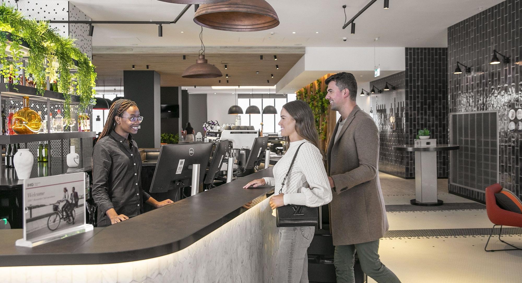 Vista Lobby Holiday Inn Express Melbourne Little Collins by IHG