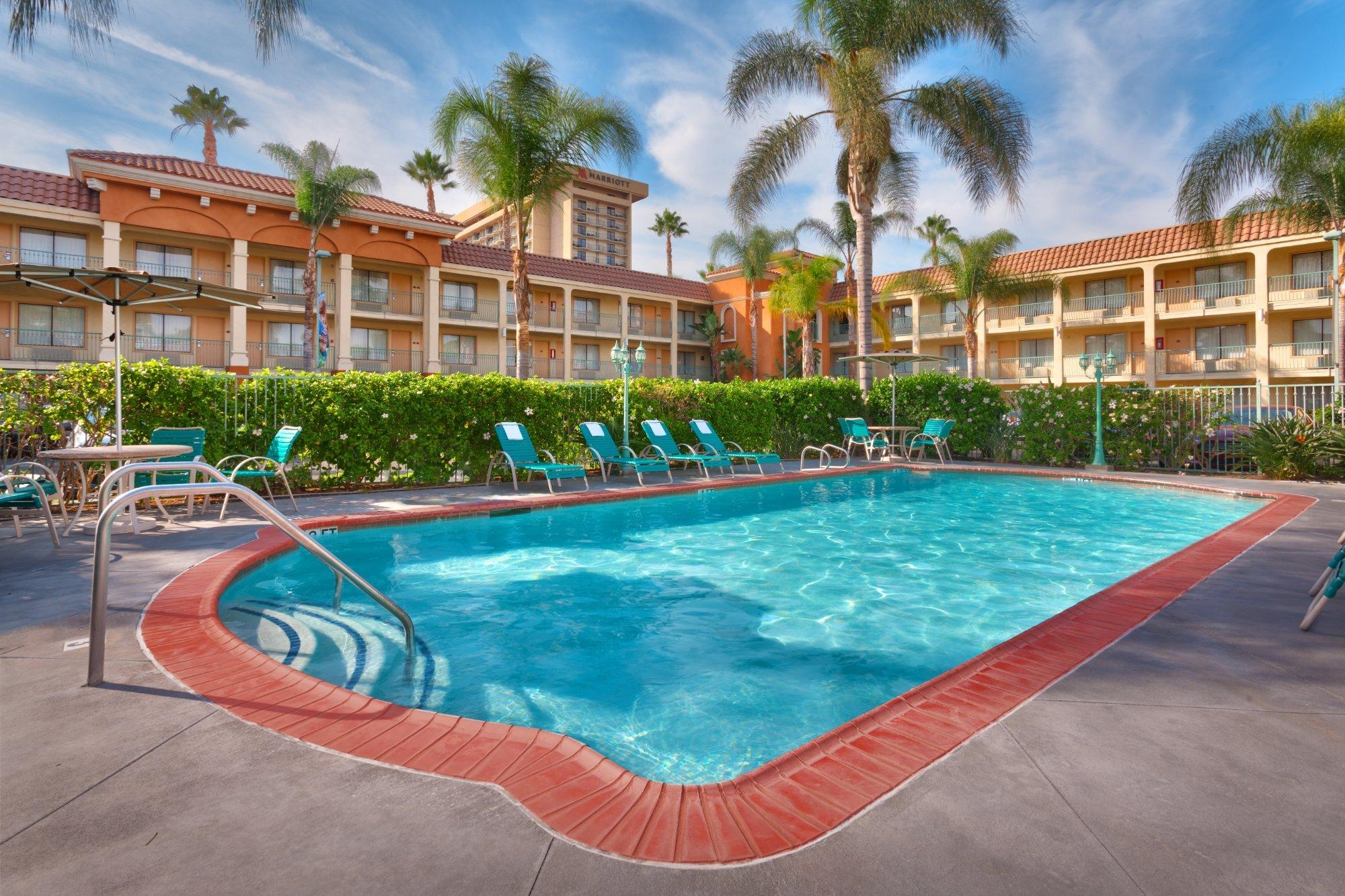 Vista da piscina Cortona Inn & Suites Anaheim Resort