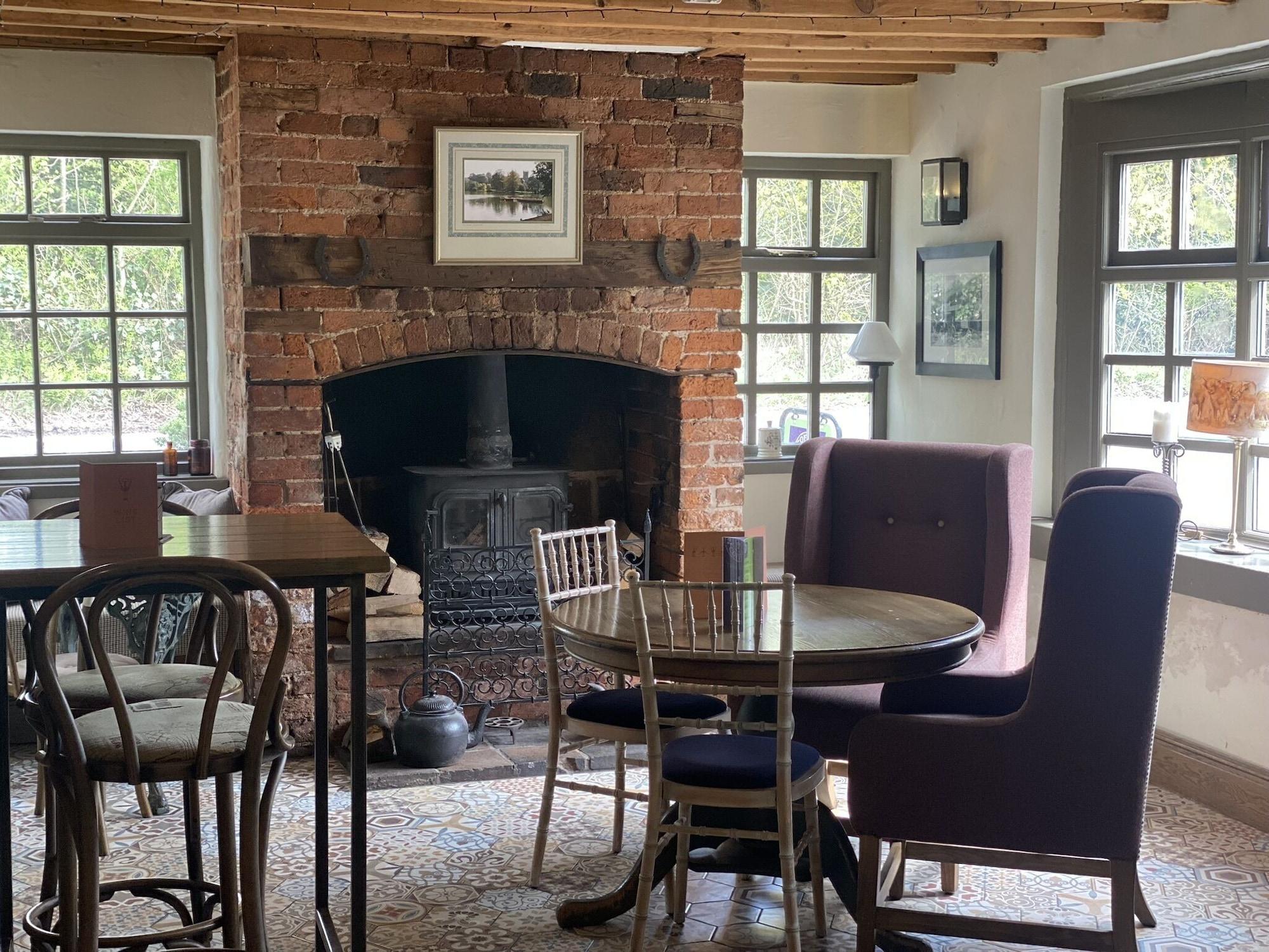 Bar/Salón Burlton Inn