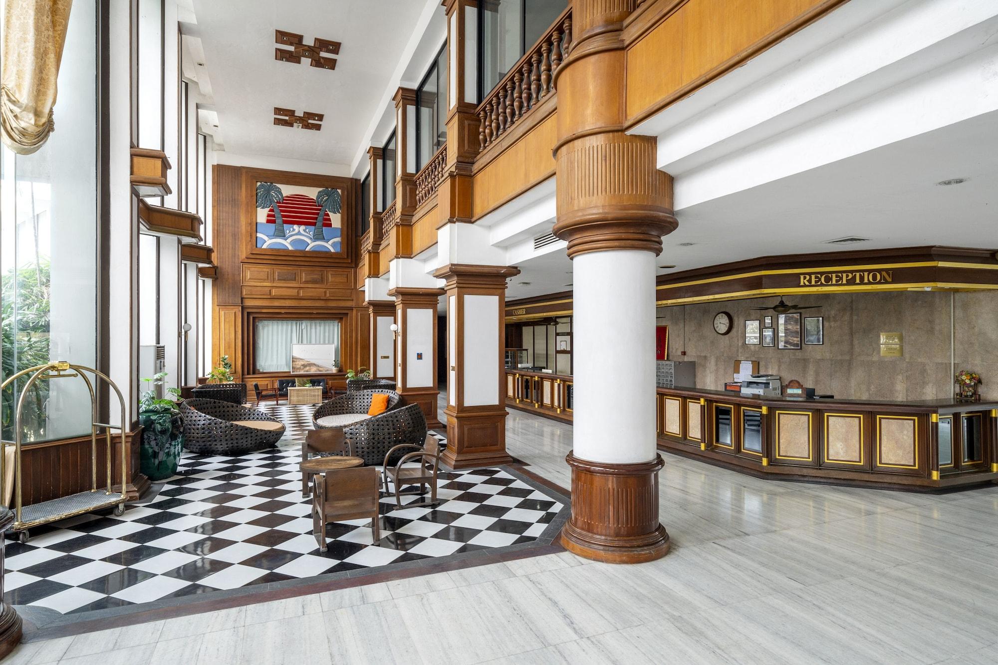 Vista Lobby Welcome Plaza Hotel