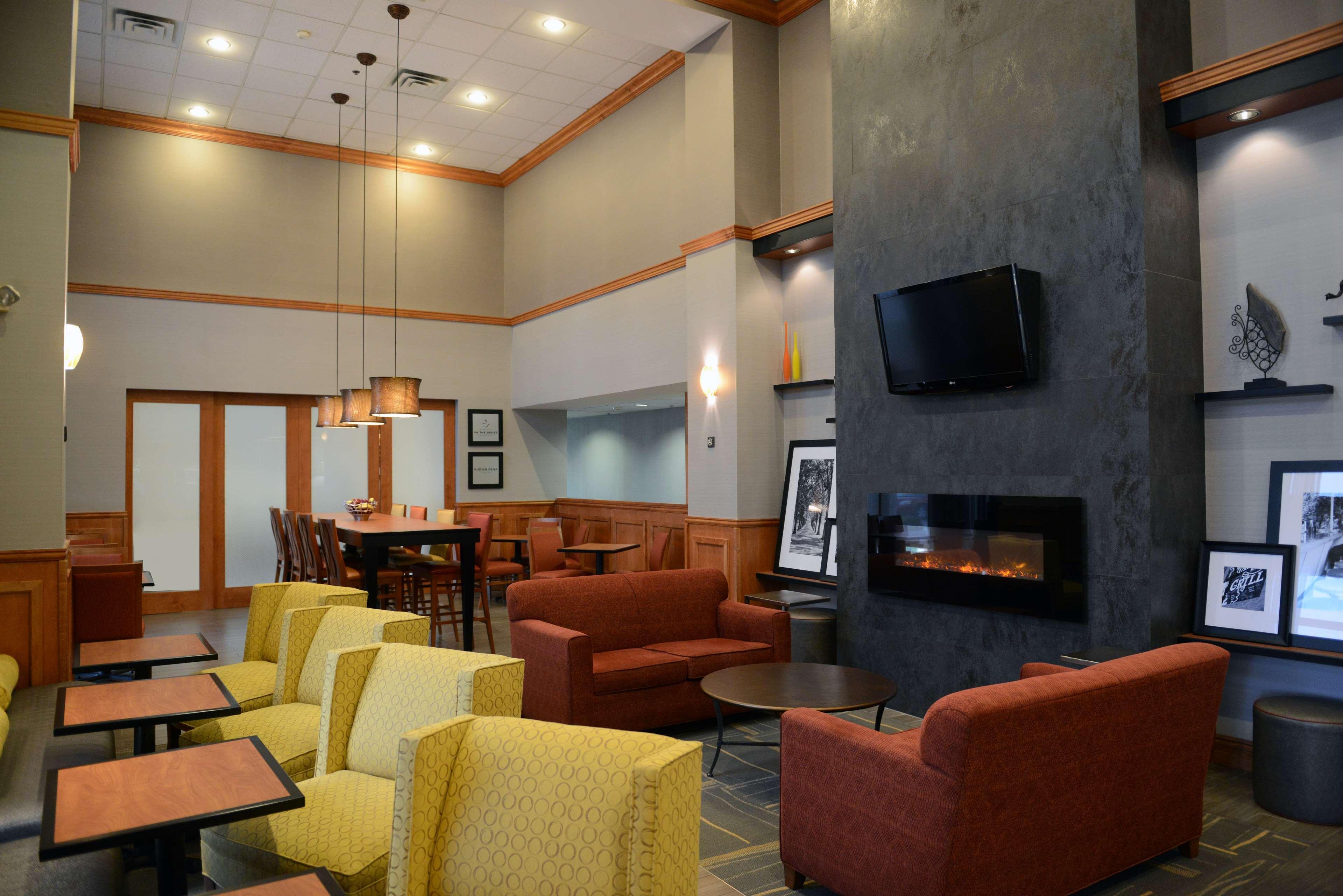 Vista Lobby Hampton Inn & Suites by Hilton Windsor