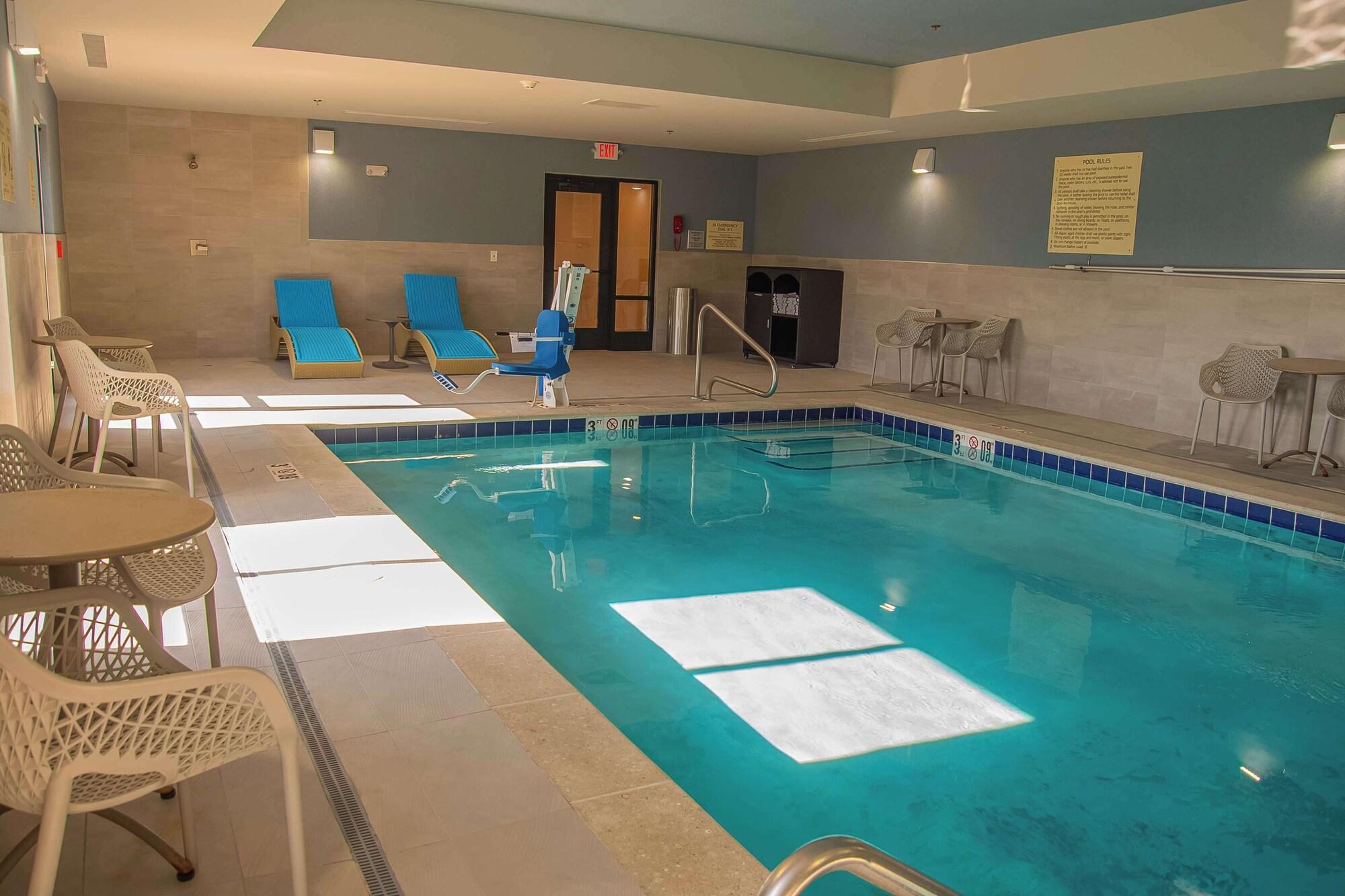 Vista Piscina Hampton Inn Wabash
