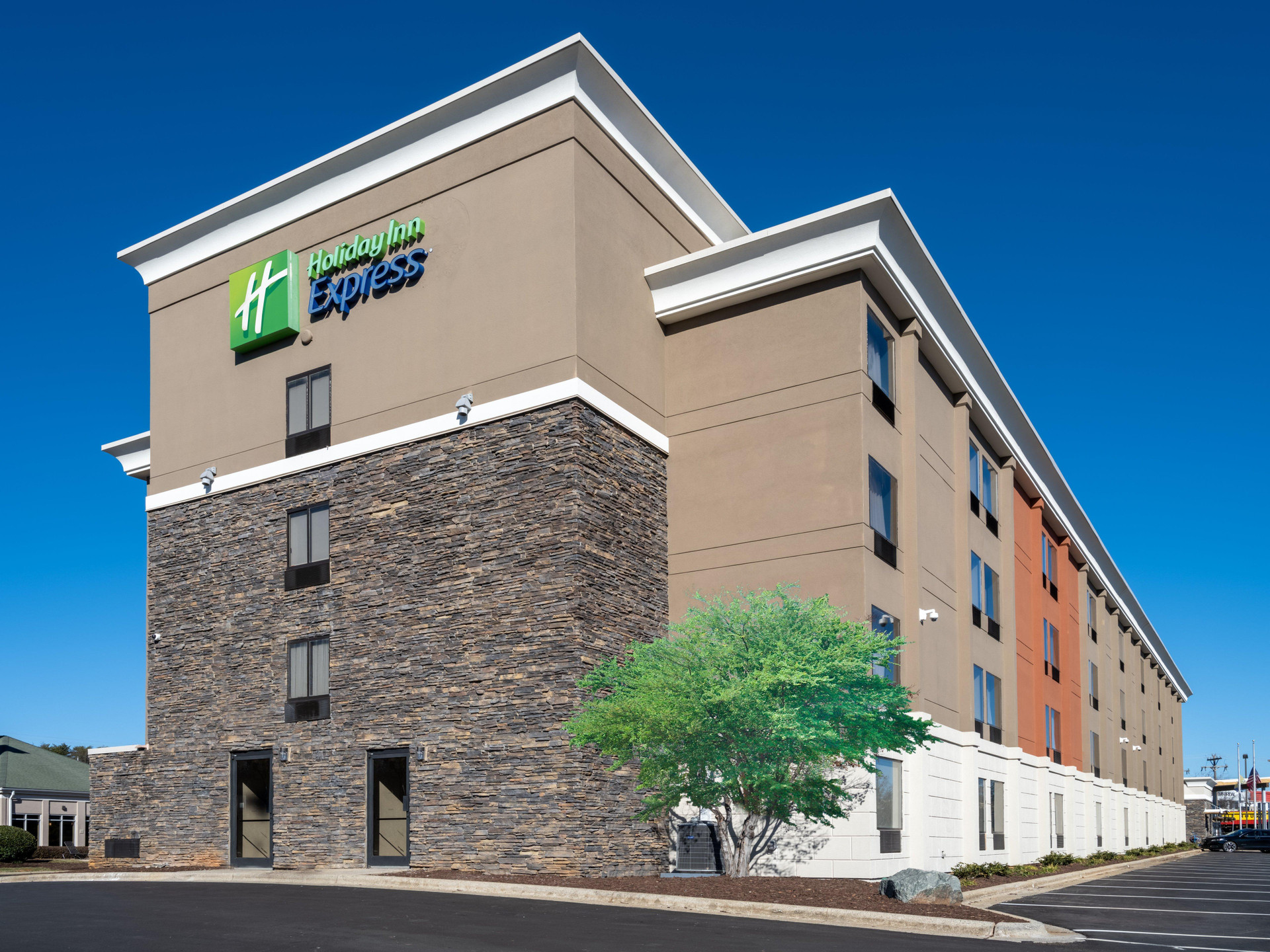 Vista Exterior Holiday Inn Express & Suites Greensboro-(I-40 Wendover) by IHG