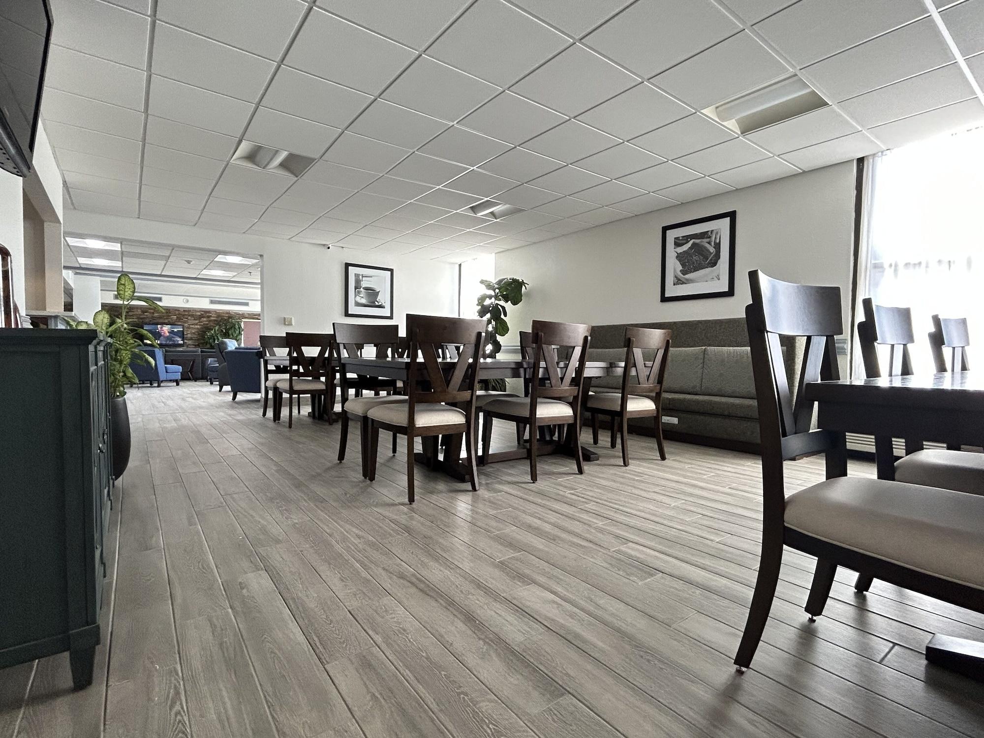 Vista Lobby Clarion Inn & Suites Grand Rapids Airport
