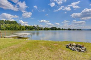 Alquiler Vacacional - Lakefront Alabama Escape w/ Boat Dock & Fire Pit!