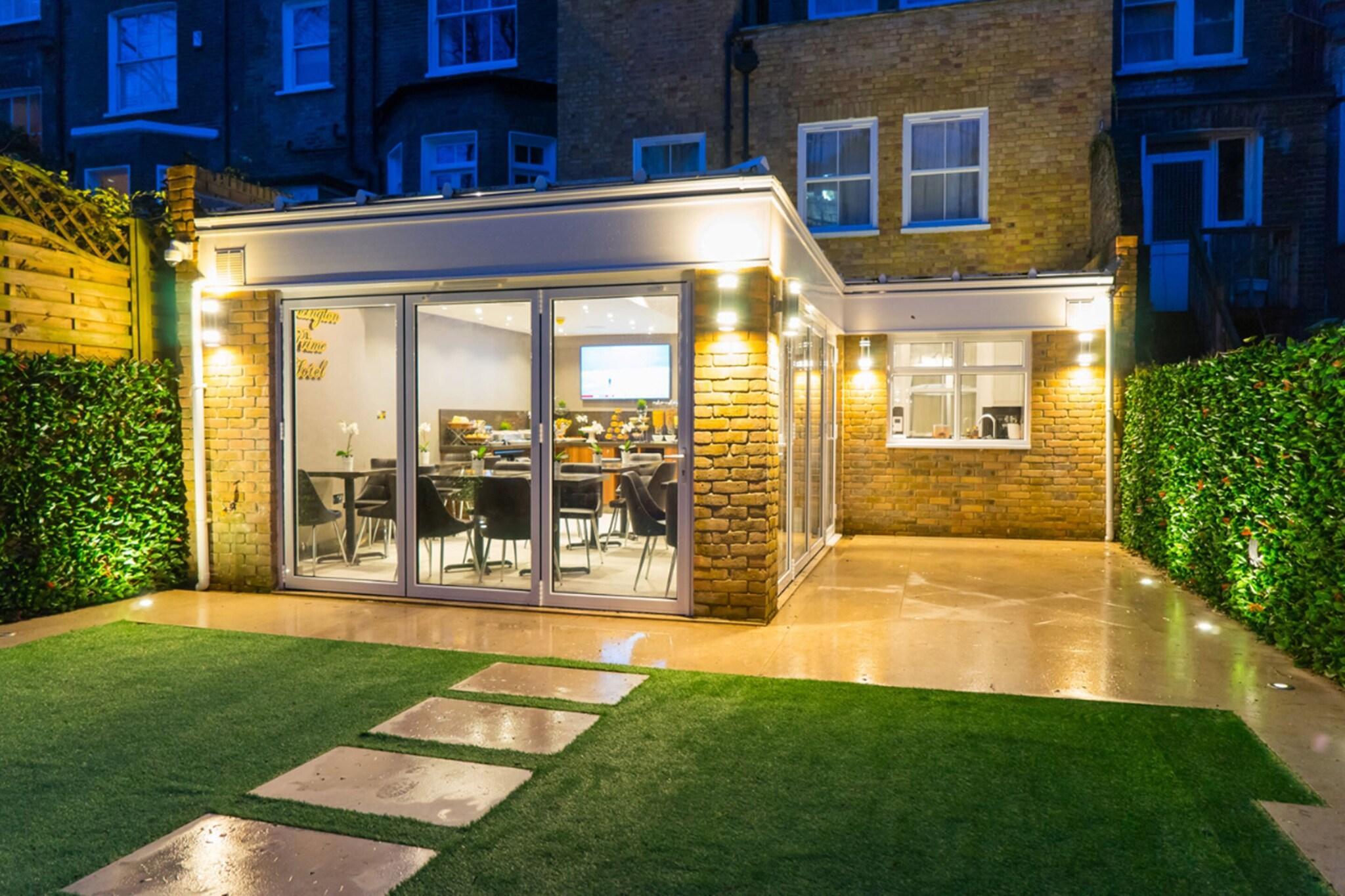 Vista da fachada Kensington Prime Hotel