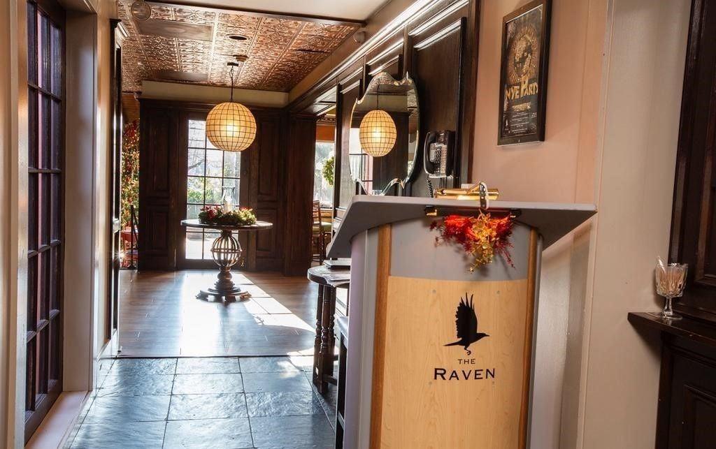 Vista Lobby The Raven Resort