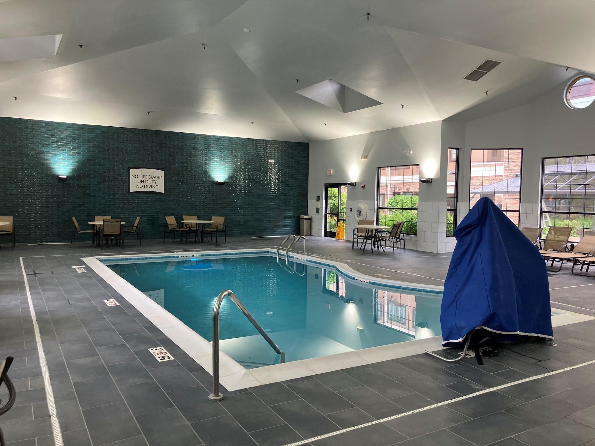 Vista Piscina Staybridge Suites Toledo - Maumee by IHG
