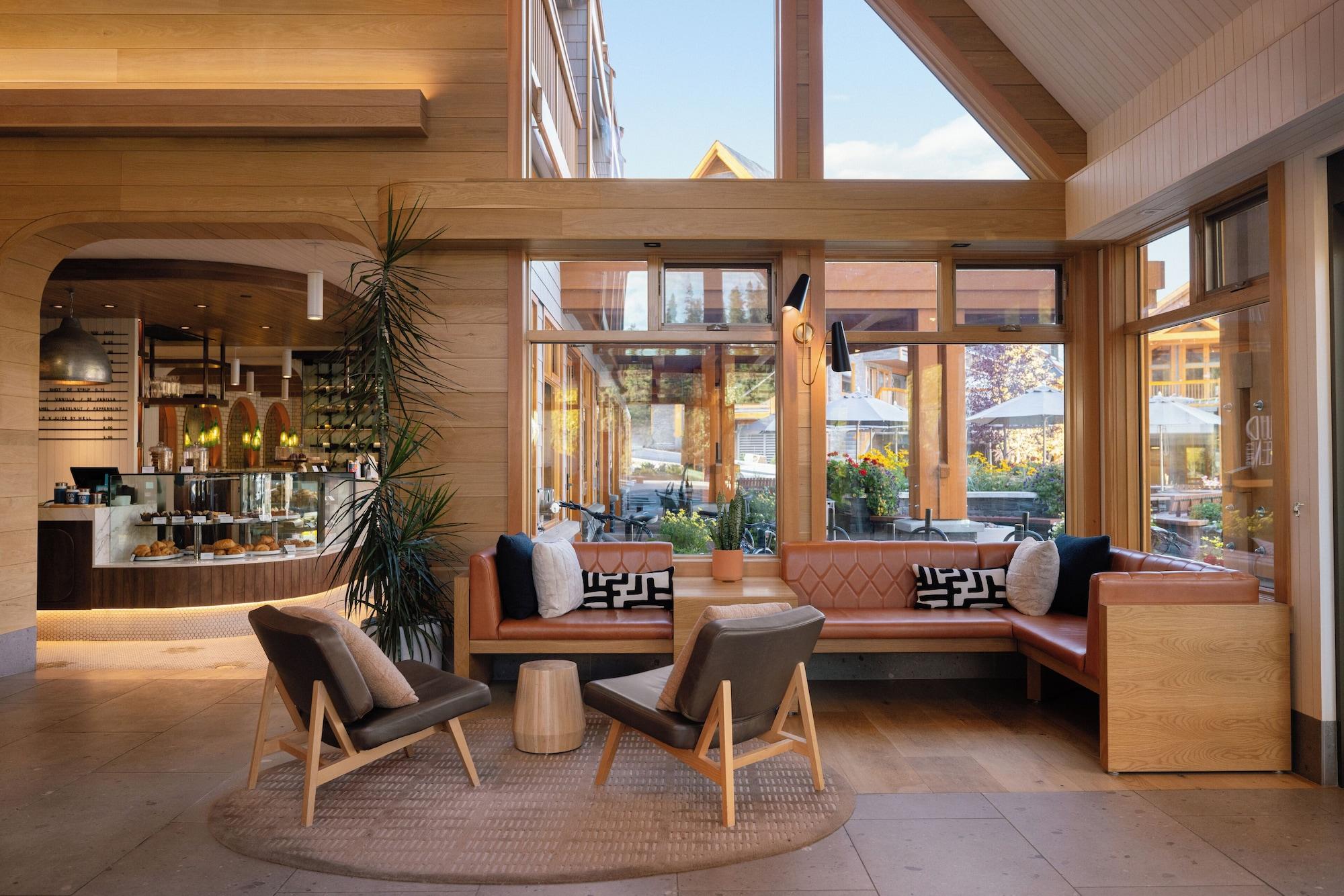 Vista Lobby Hotel Canoe and Suites