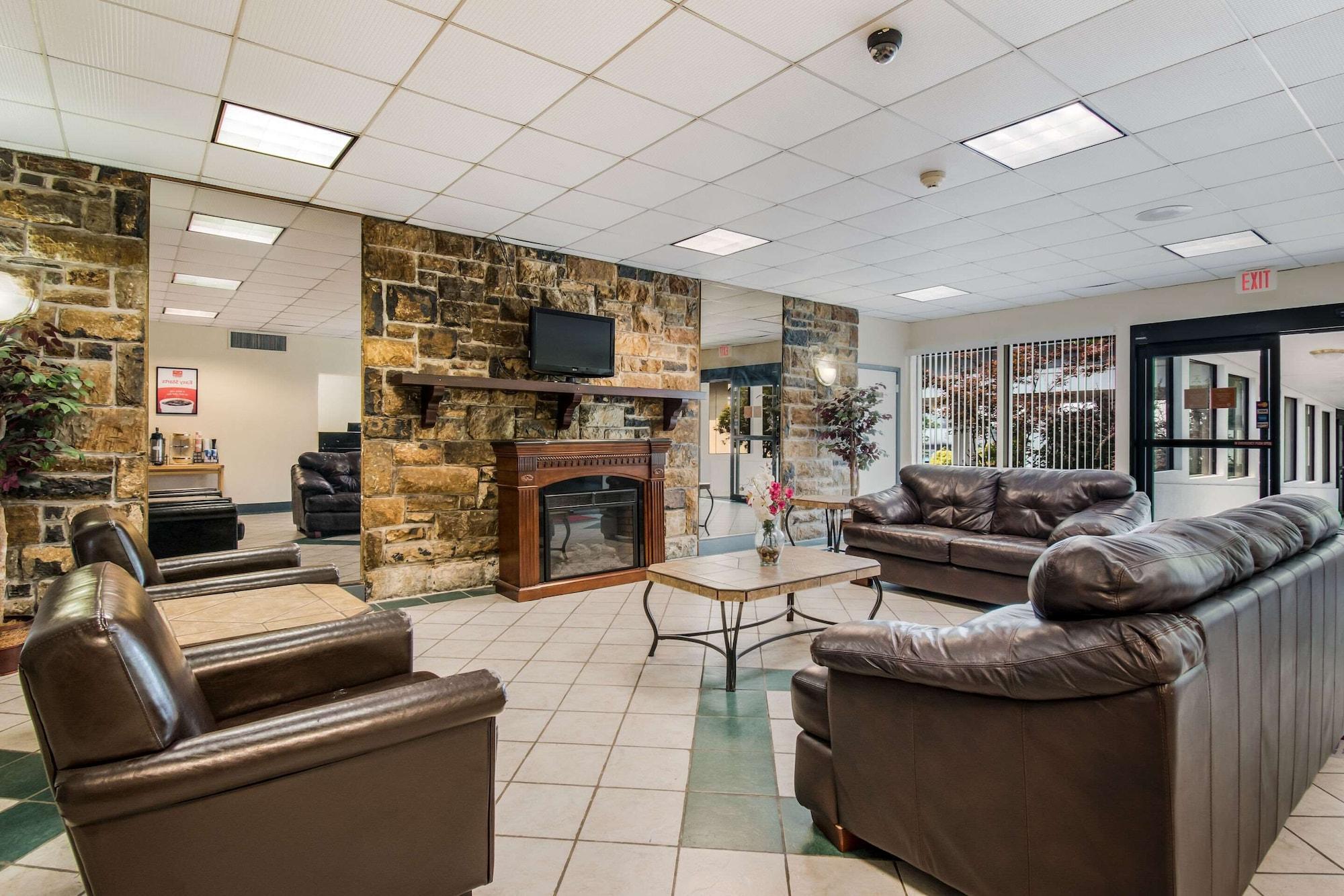 Vista Lobby Econo Lodge Inn & Suites Chambersburg Central