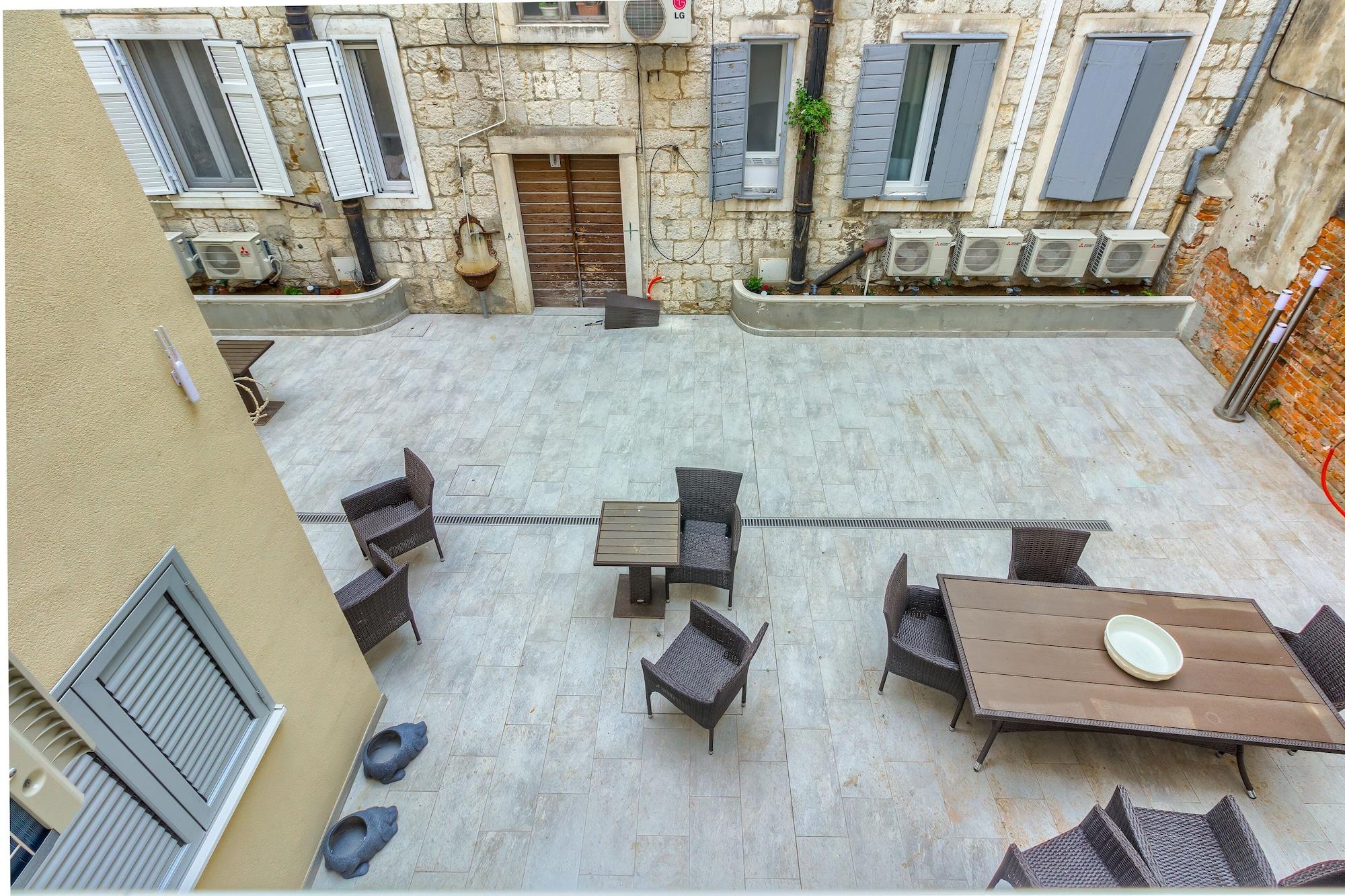 Vista Exterior Irini Luxury Rooms