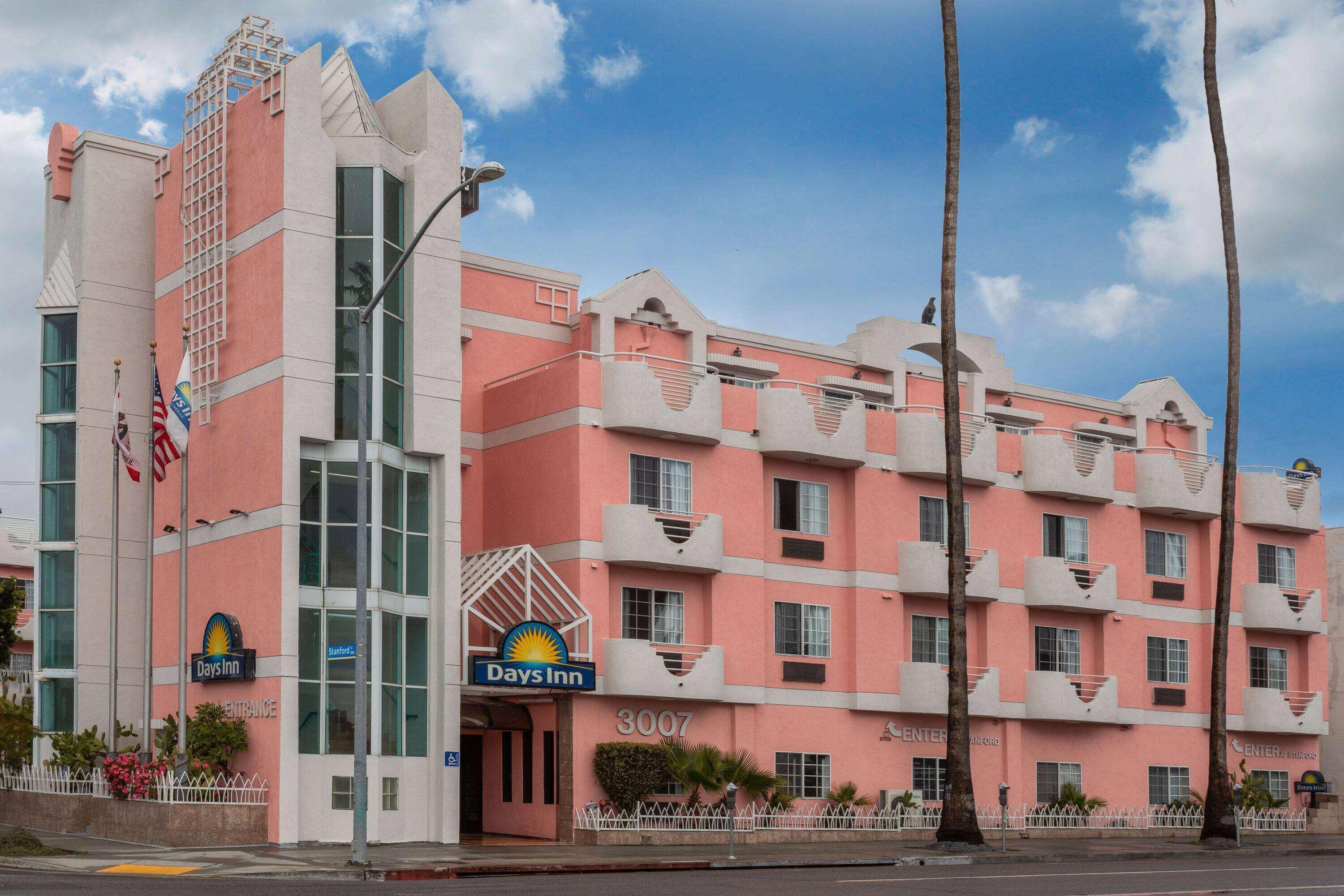 Vista Exterior Days Inn by Wyndham Santa Monica