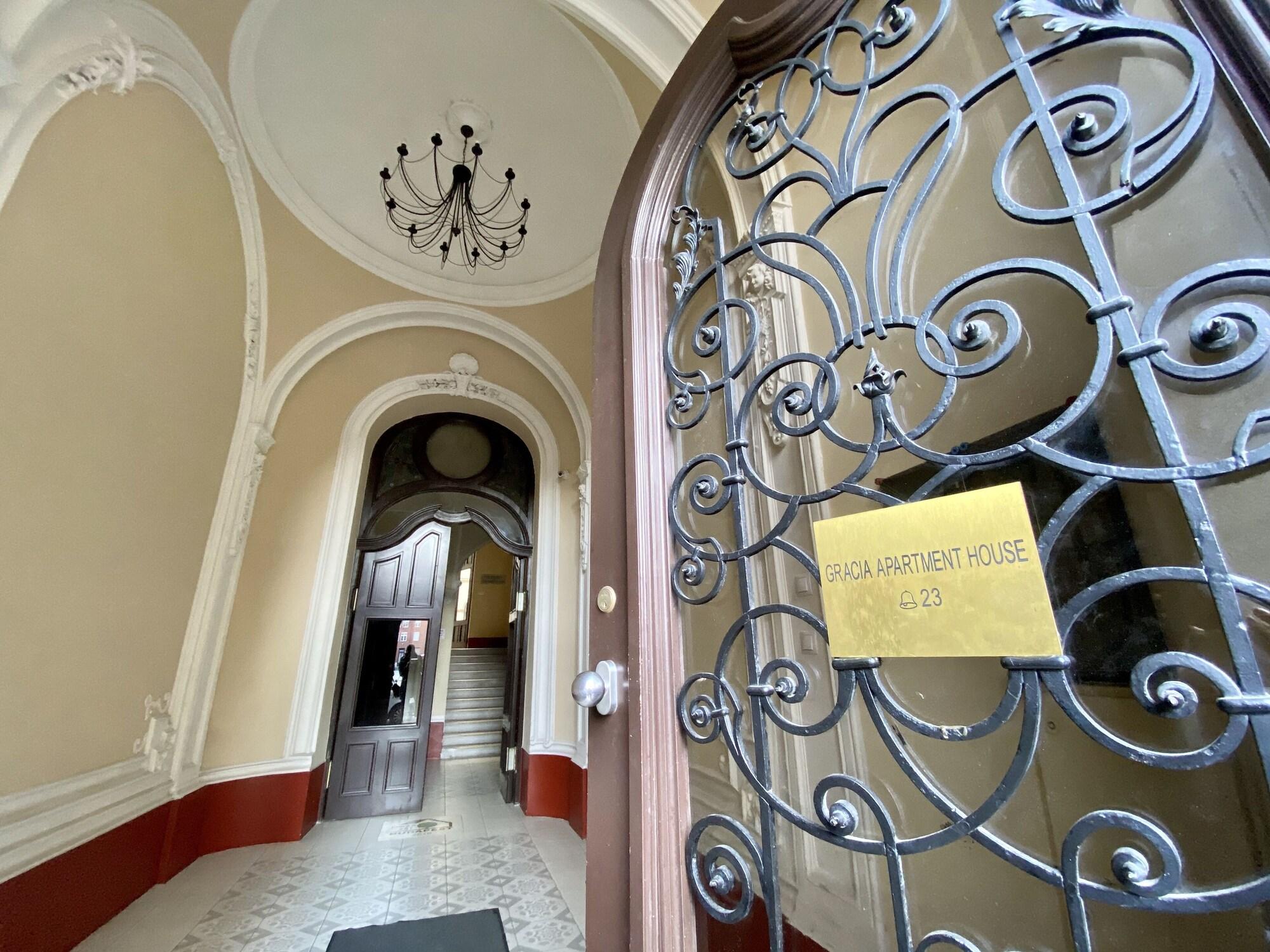 Varios Gracia Apartment House