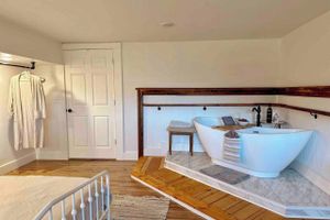 Alquiler Vacacional - King Apt Suite  w/ Soaker Tub & Mountain Views