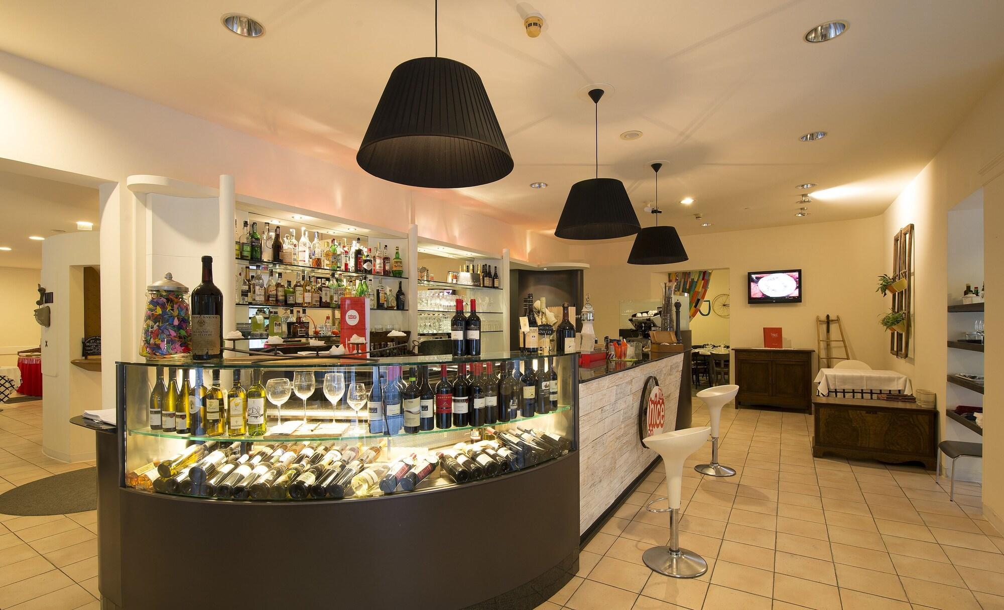 Bar/Salón Hotel Vienna