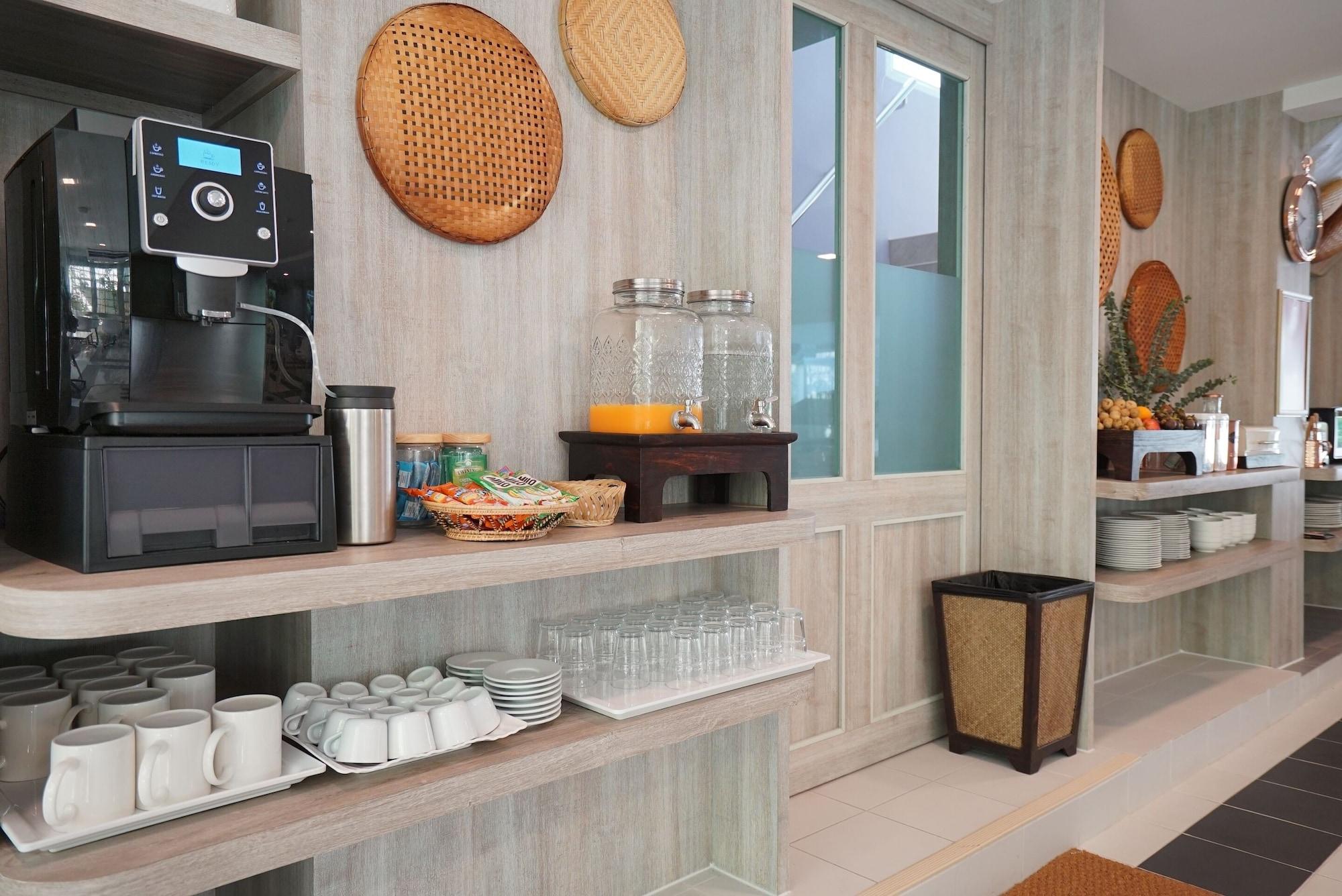 Bar/Salón The Qube Fifty Hotel