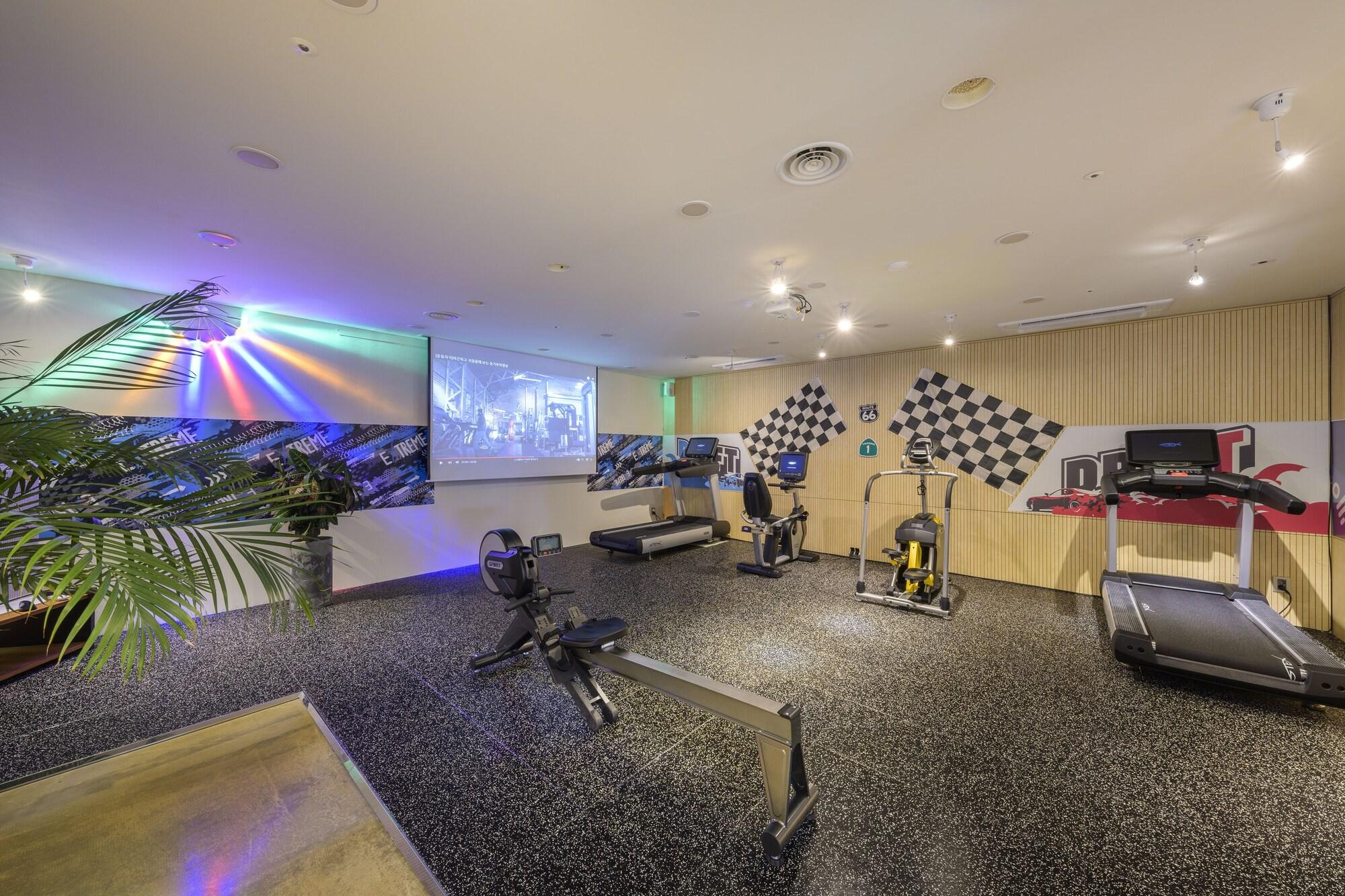 Gimnasio Bayhill Pool & Villa