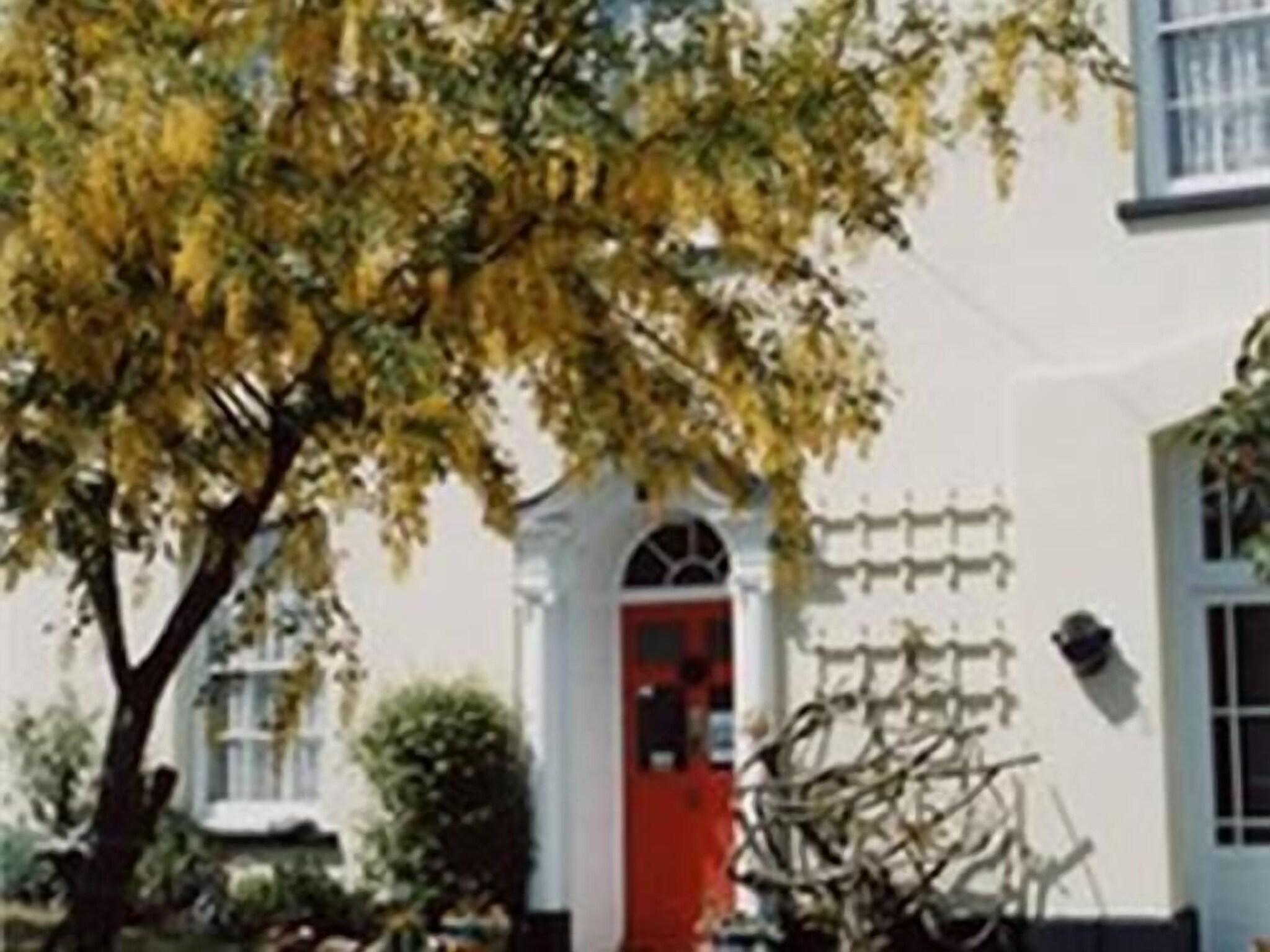 Vista Exterior College Guest House