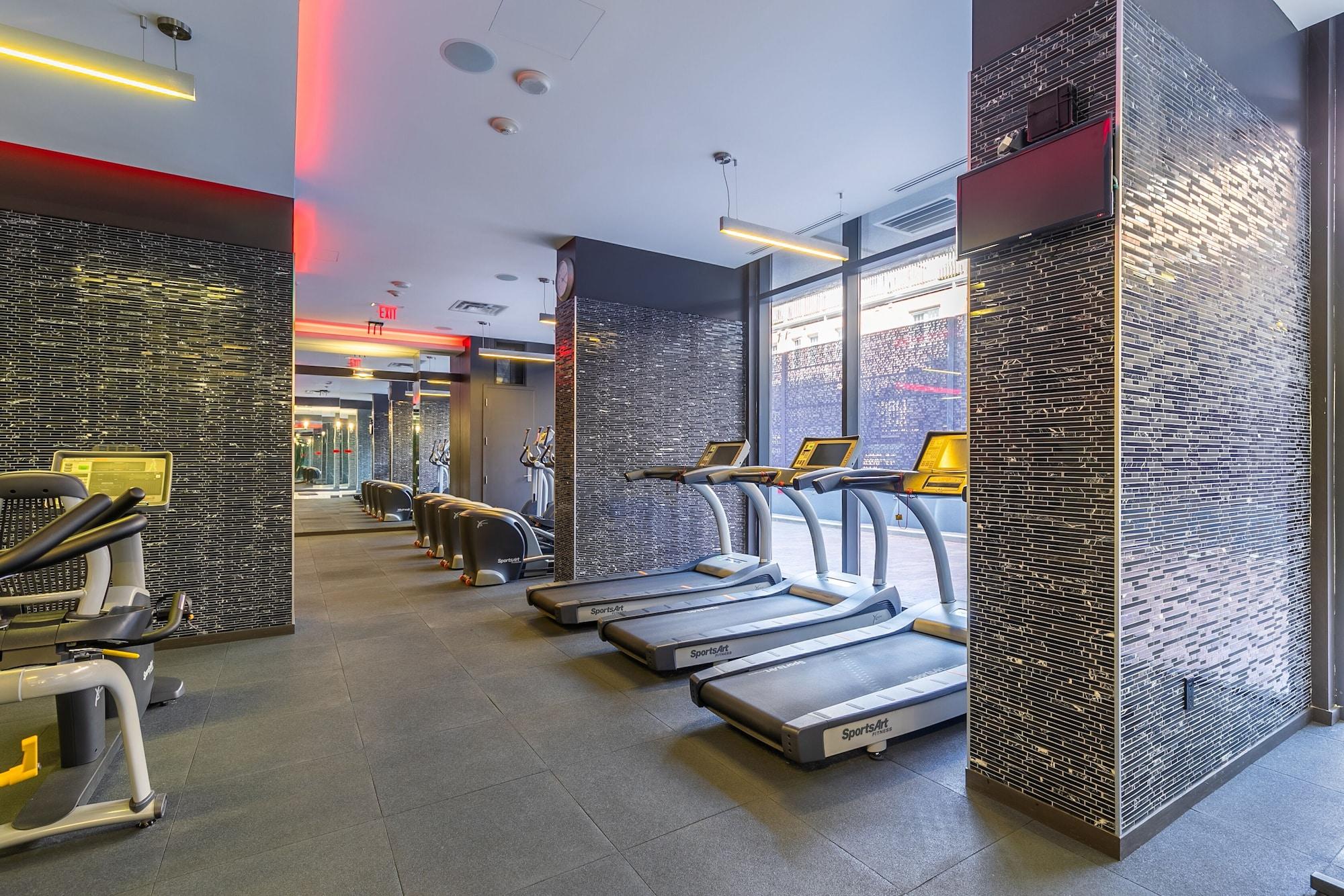 Gimnasio Beautiful Condos In the Heart of Downtown