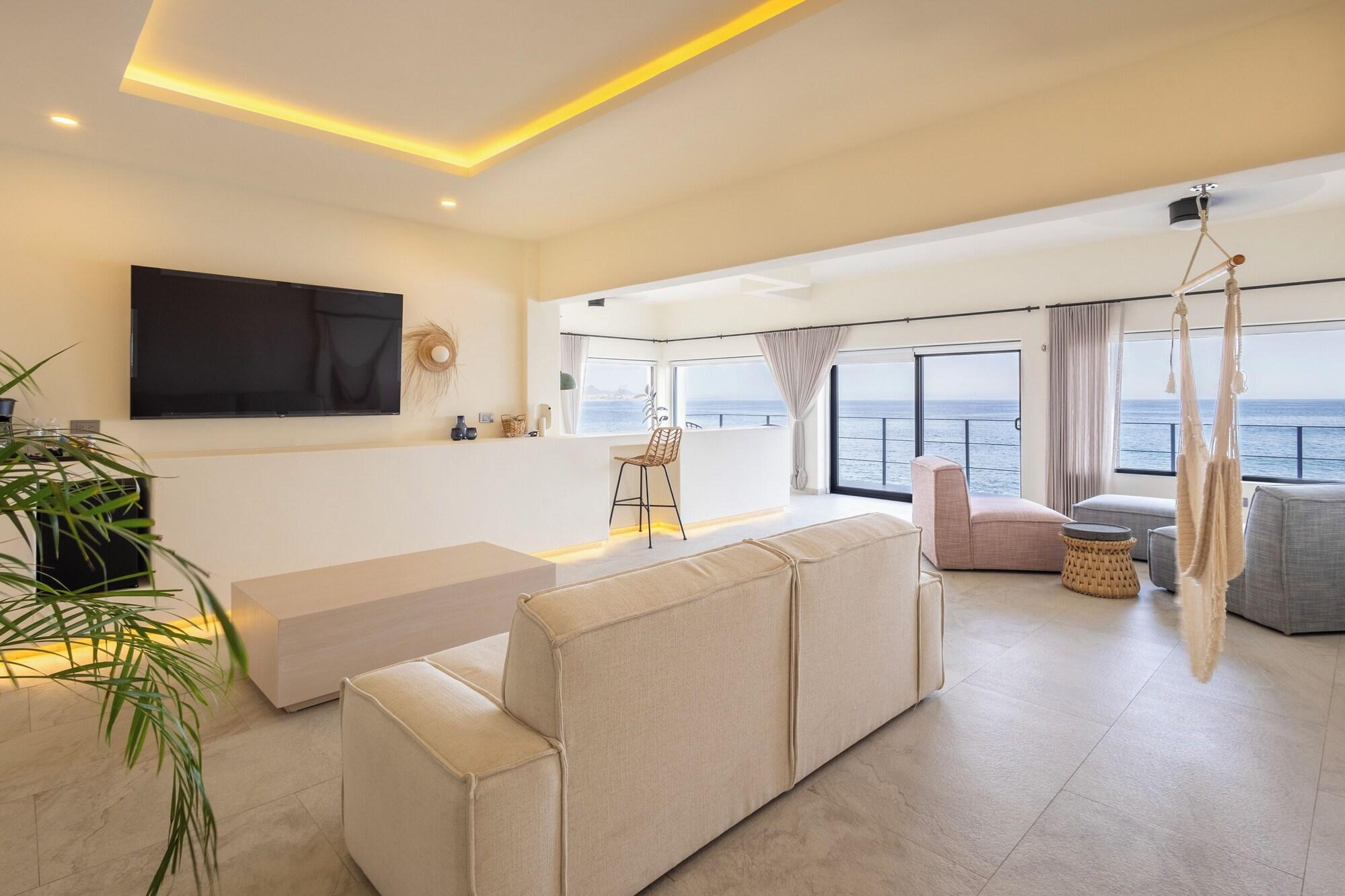 Varios Cabo Break Hotel
