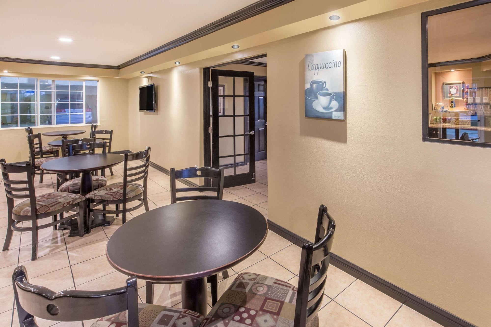 Restaurant Ramada by Wyndham Ontario