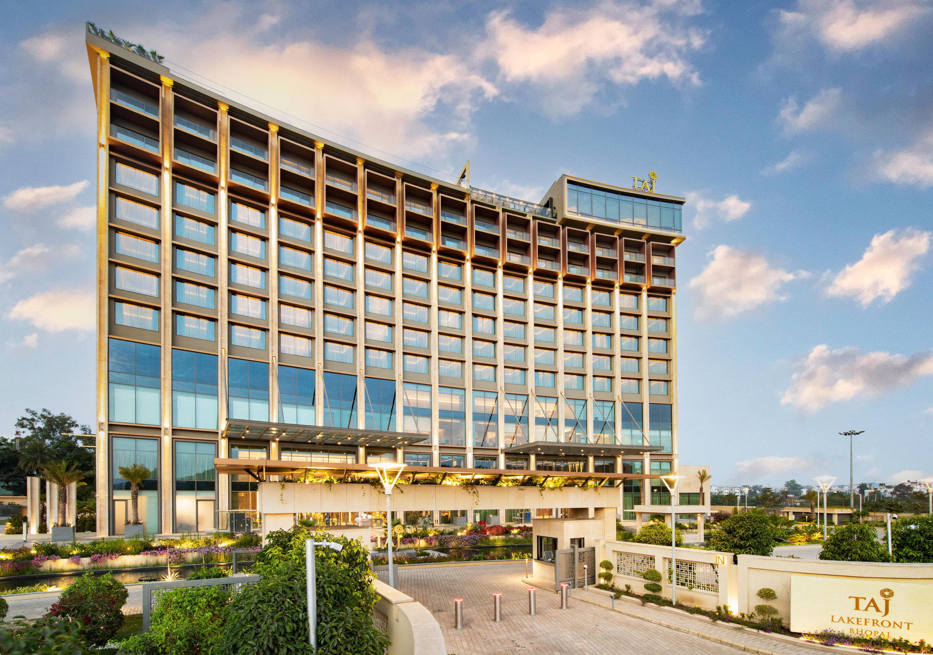 Vista Exterior Taj Lakefront Bhopal